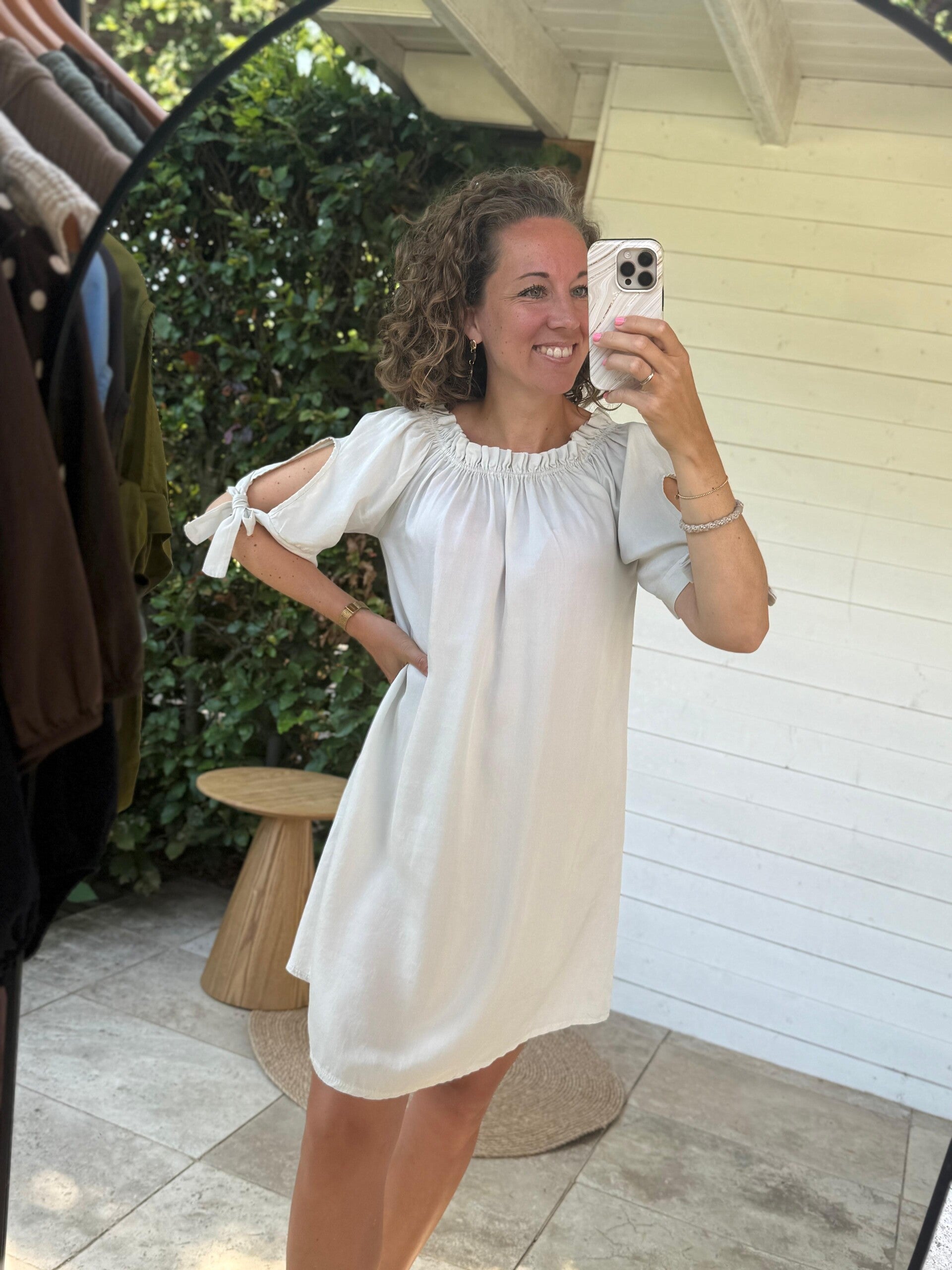 La Flor jurk off shoulder licht beige