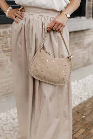 La Flor suede tas met studs - zand