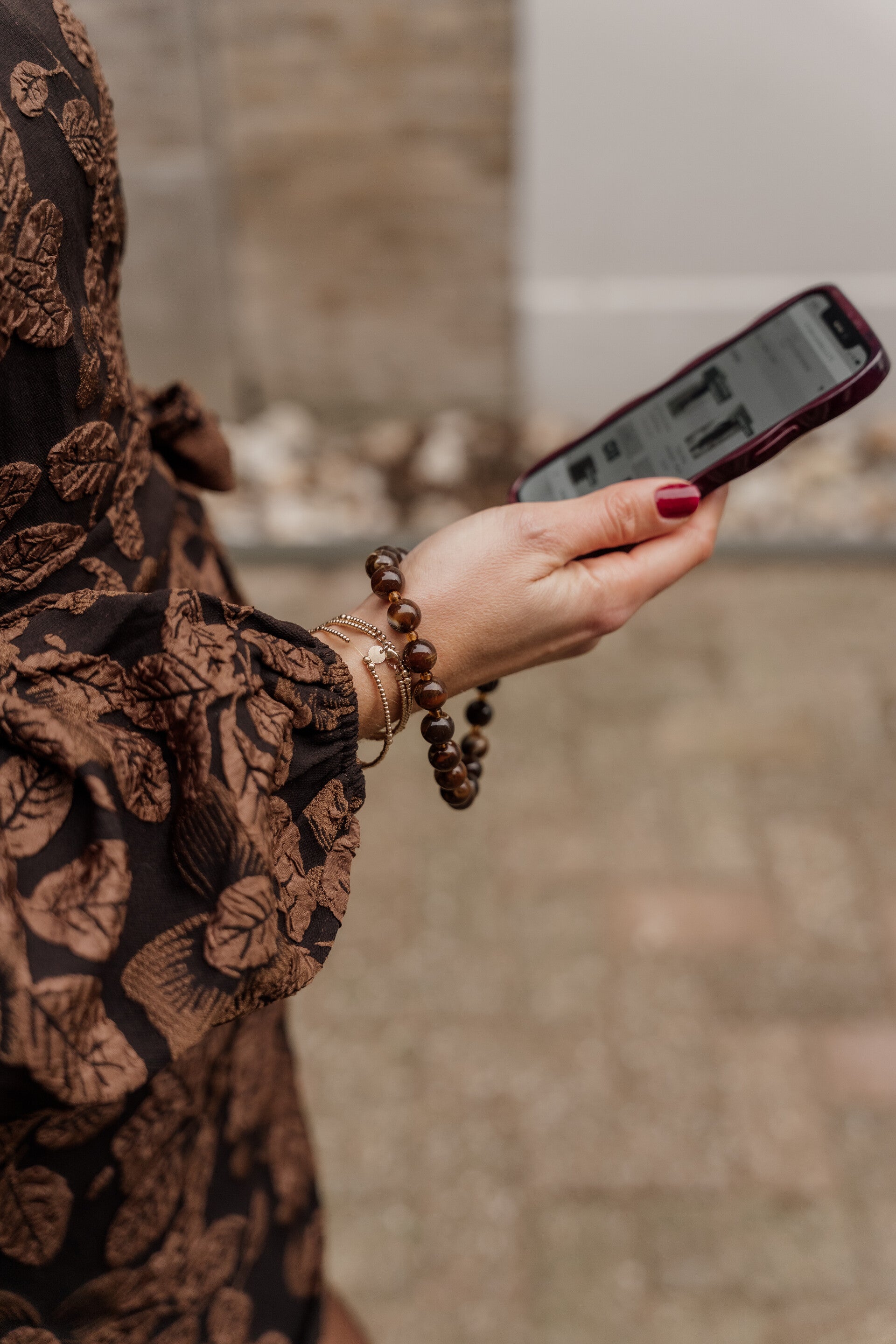 La Flor telefoonkoord kralen rond bruin