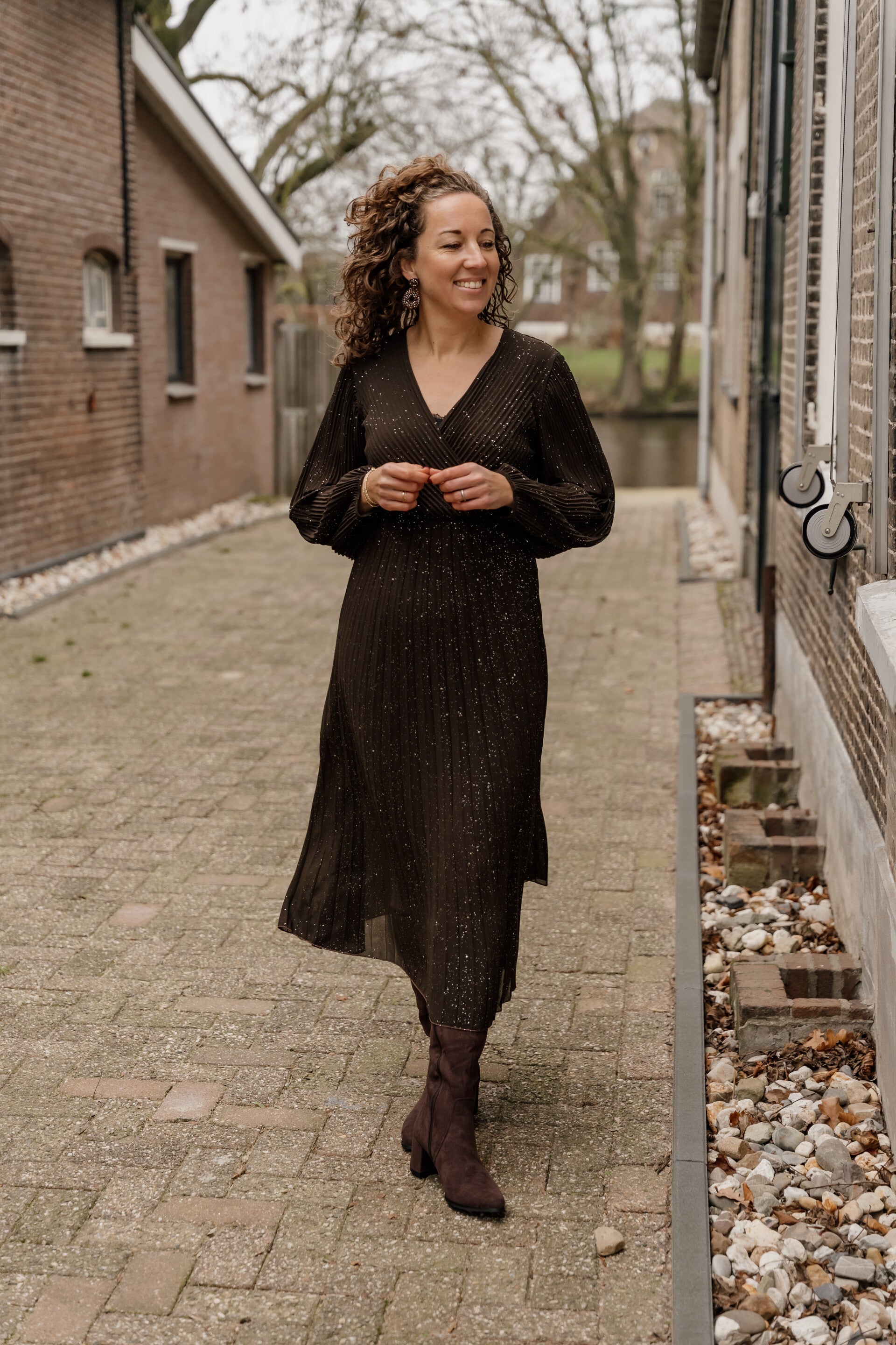 La Flor maxi plissé jurk glitter bruin