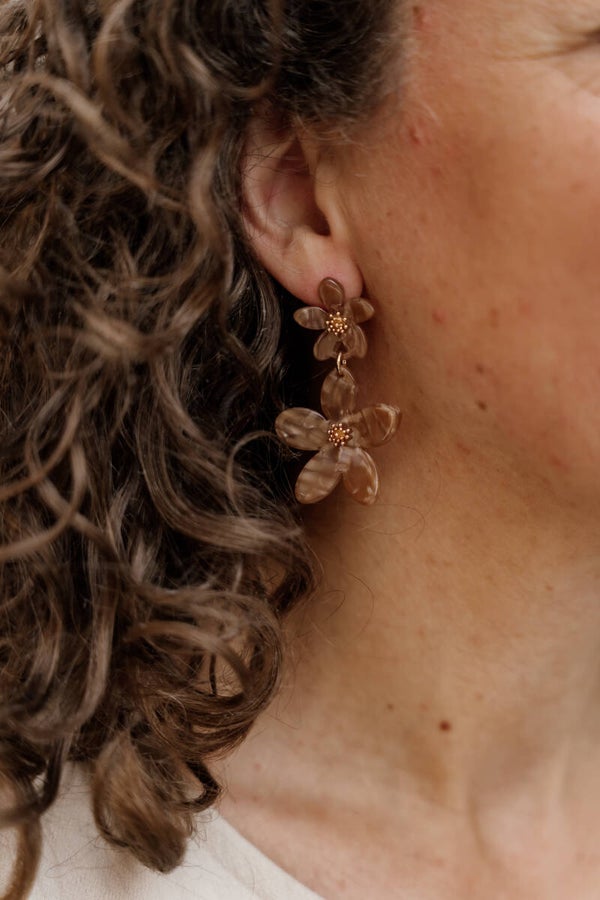 La Flor oorbellen bloemen beige