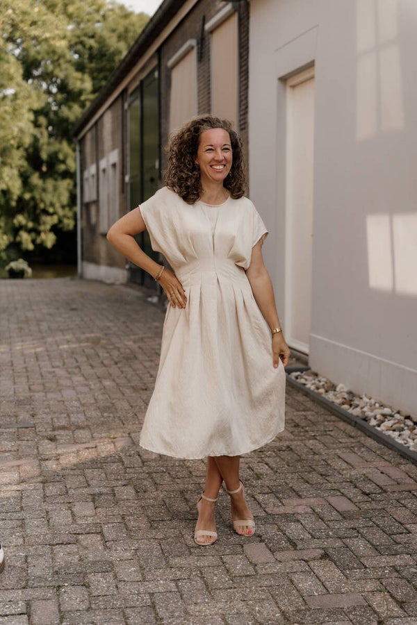 Azzurro midi getailleerde jurk beige