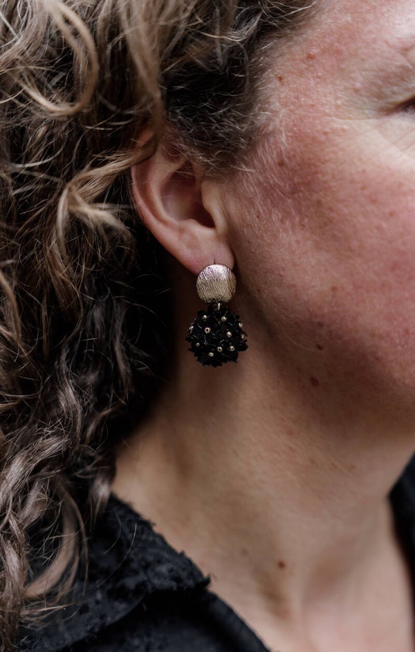 La Flor oorbellen rond zwart-goud