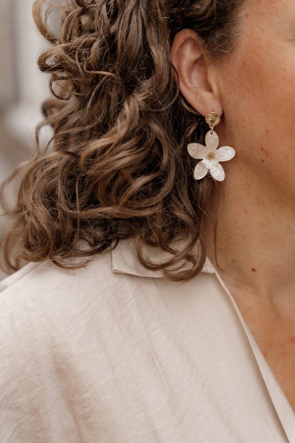 La Flor oorbellen bloem - beige