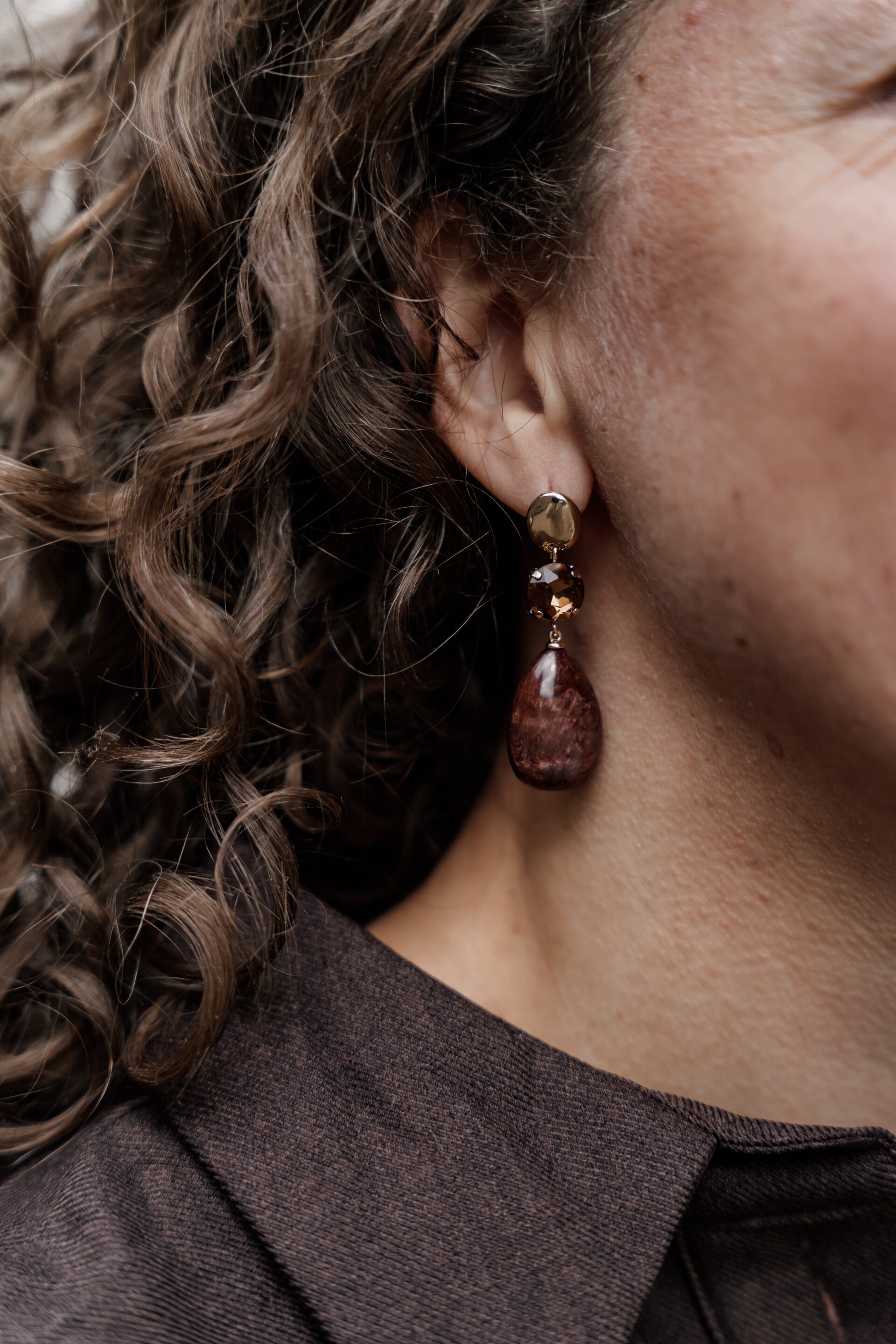 La Flor oorbellen hangers parel donkerbruin