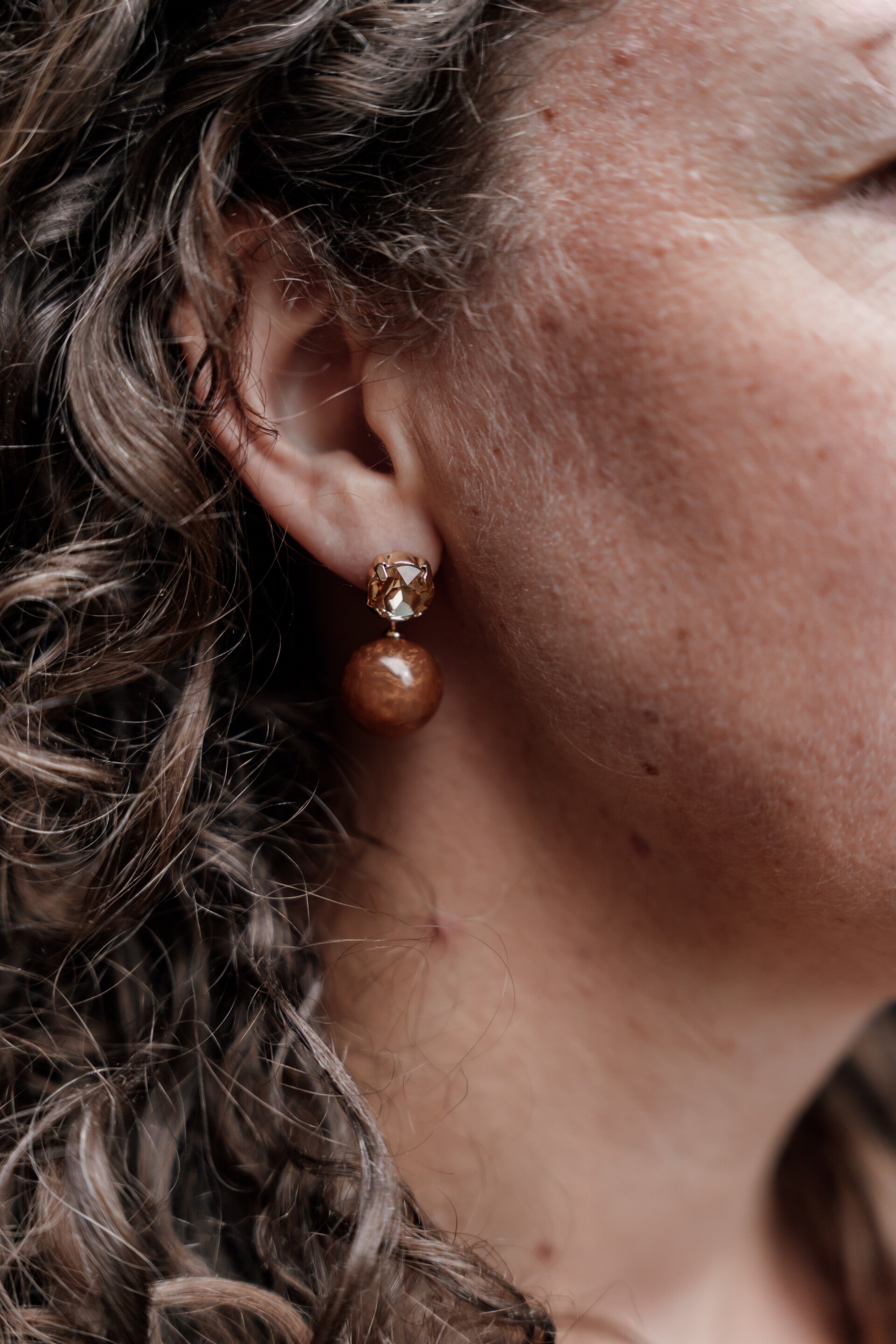 La Flor oorbellen parels rond camel