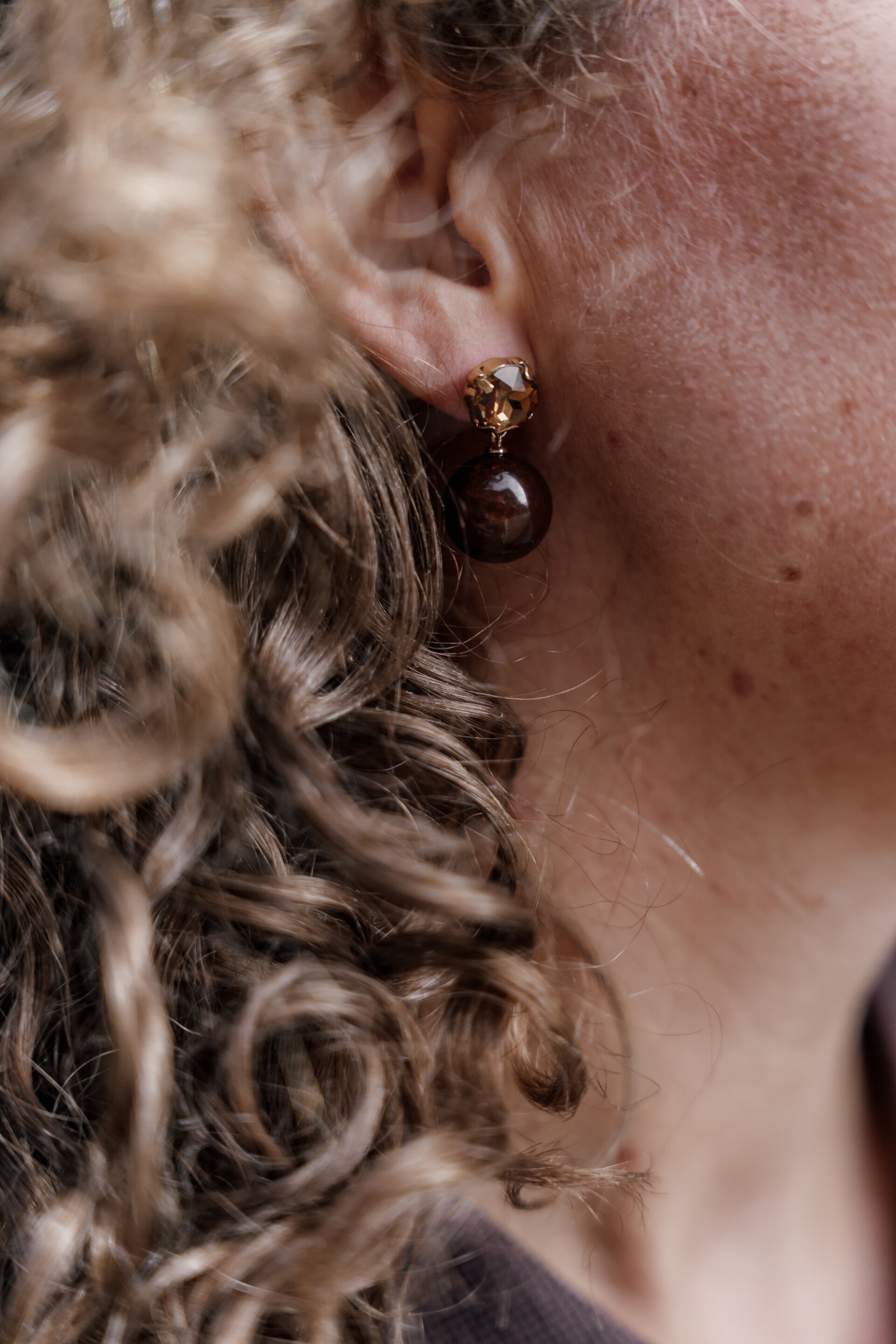 La Flor oorbellen parels rond donkerbruin