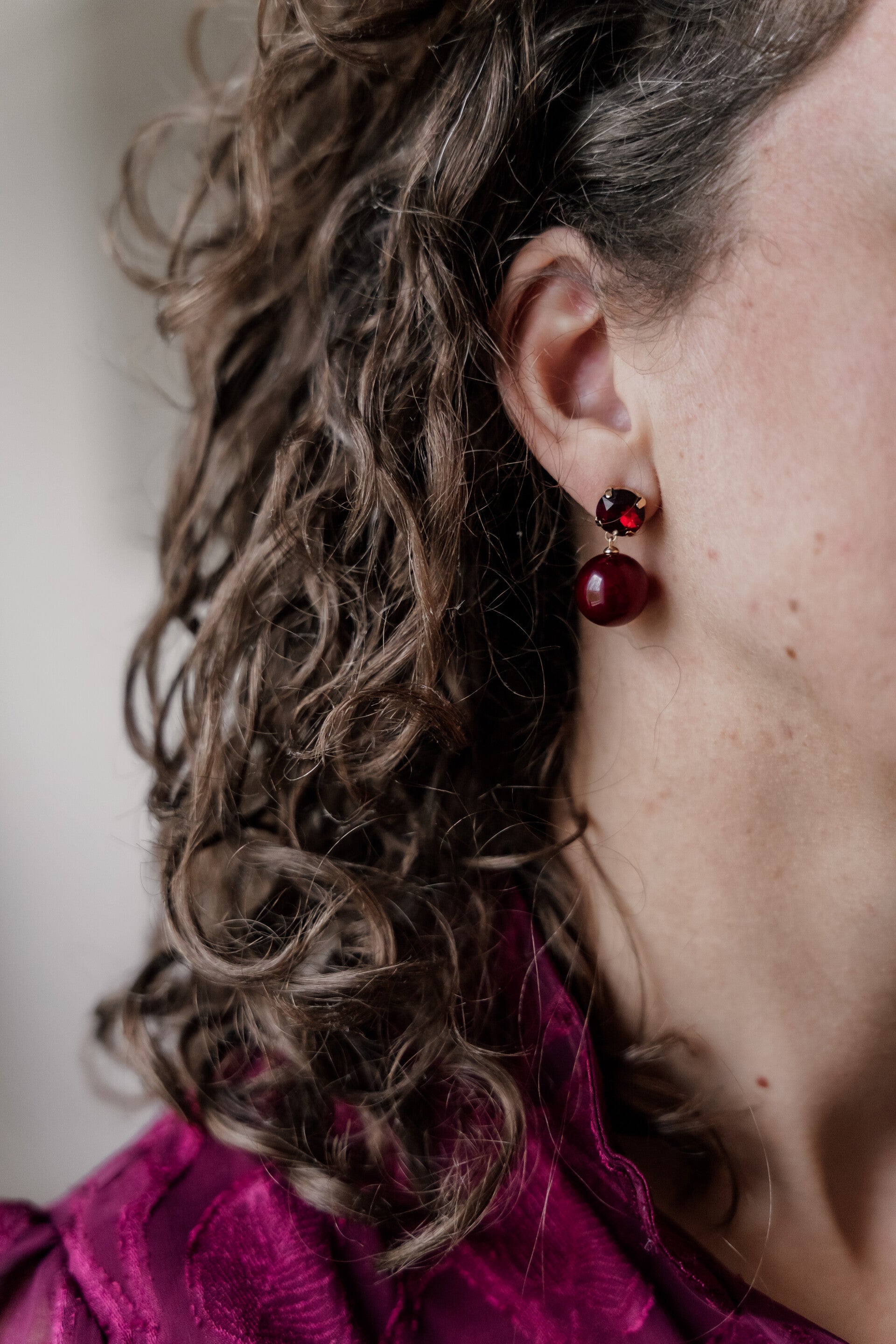 La Flor oorbellen parels rond bordeaux