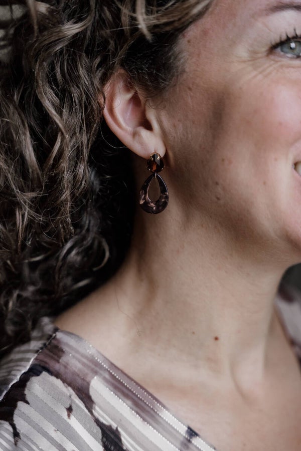 La Flor oorbellen ovaal kristal donkerbruin