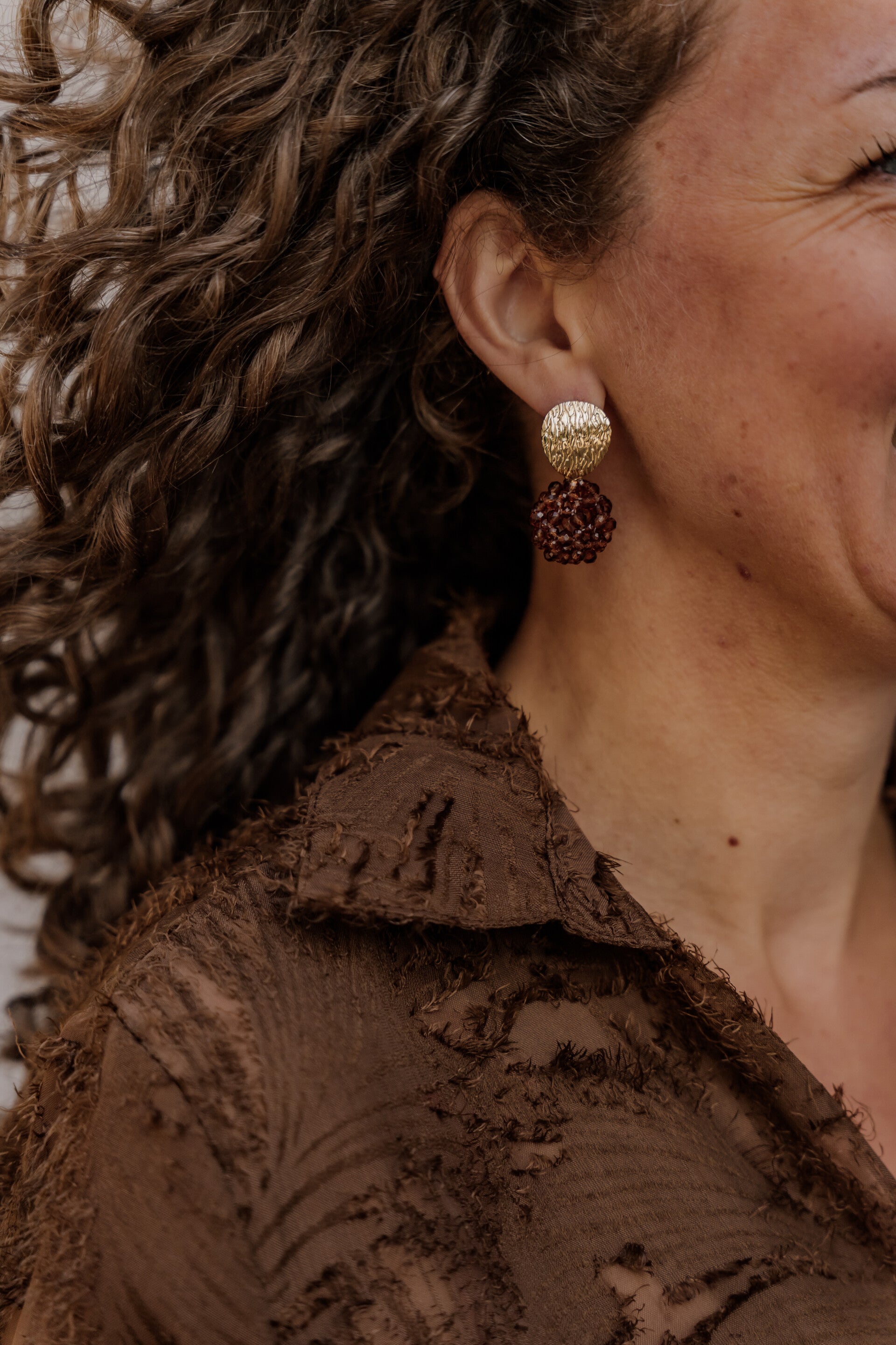 La Flor oorbellen glaskralen bruin