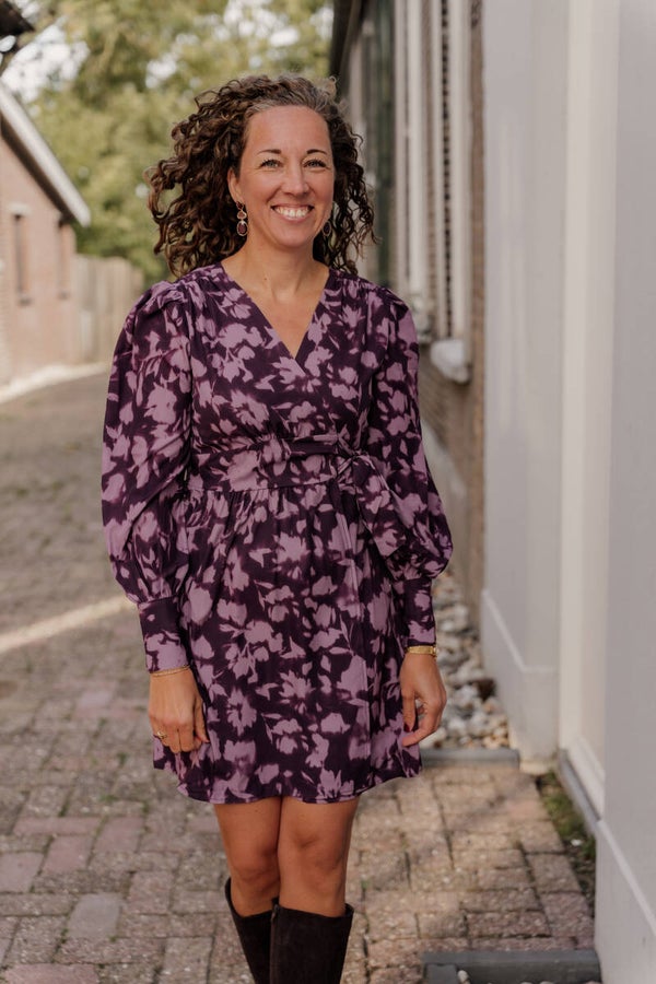 La Flor korte jurk satijnlook print bruin-paars