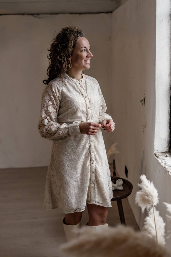 La Flor lace jurk parelknoopjes beige-goud