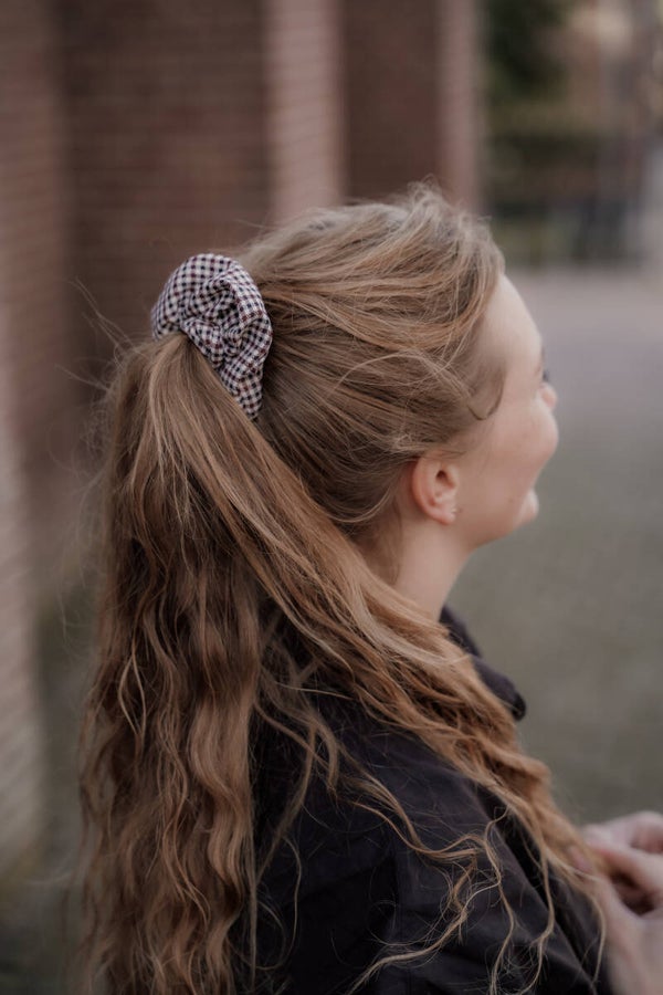 La Flor scrunchie ruit bruin