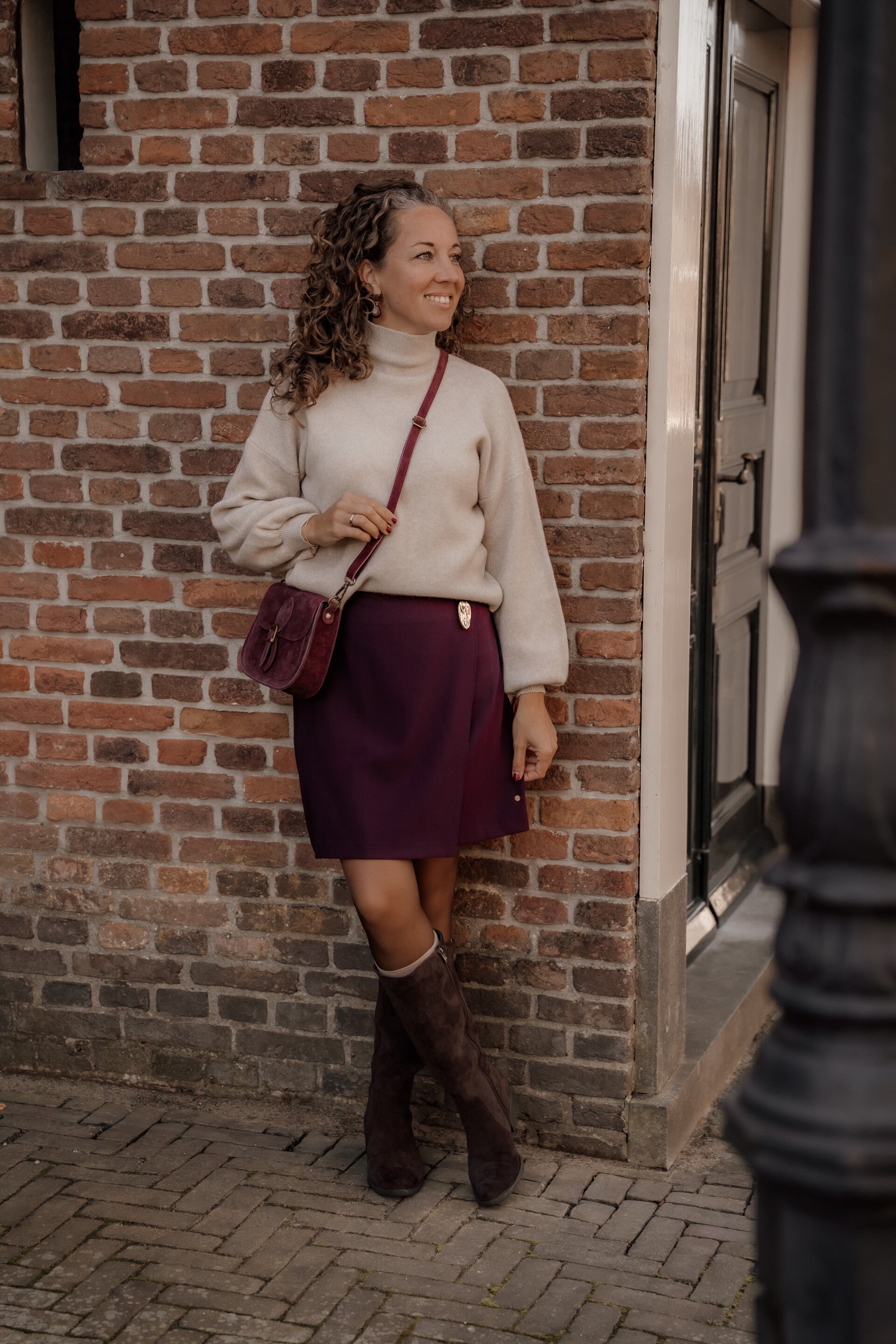Azzurro rok overslag bordeaux gouden knoop