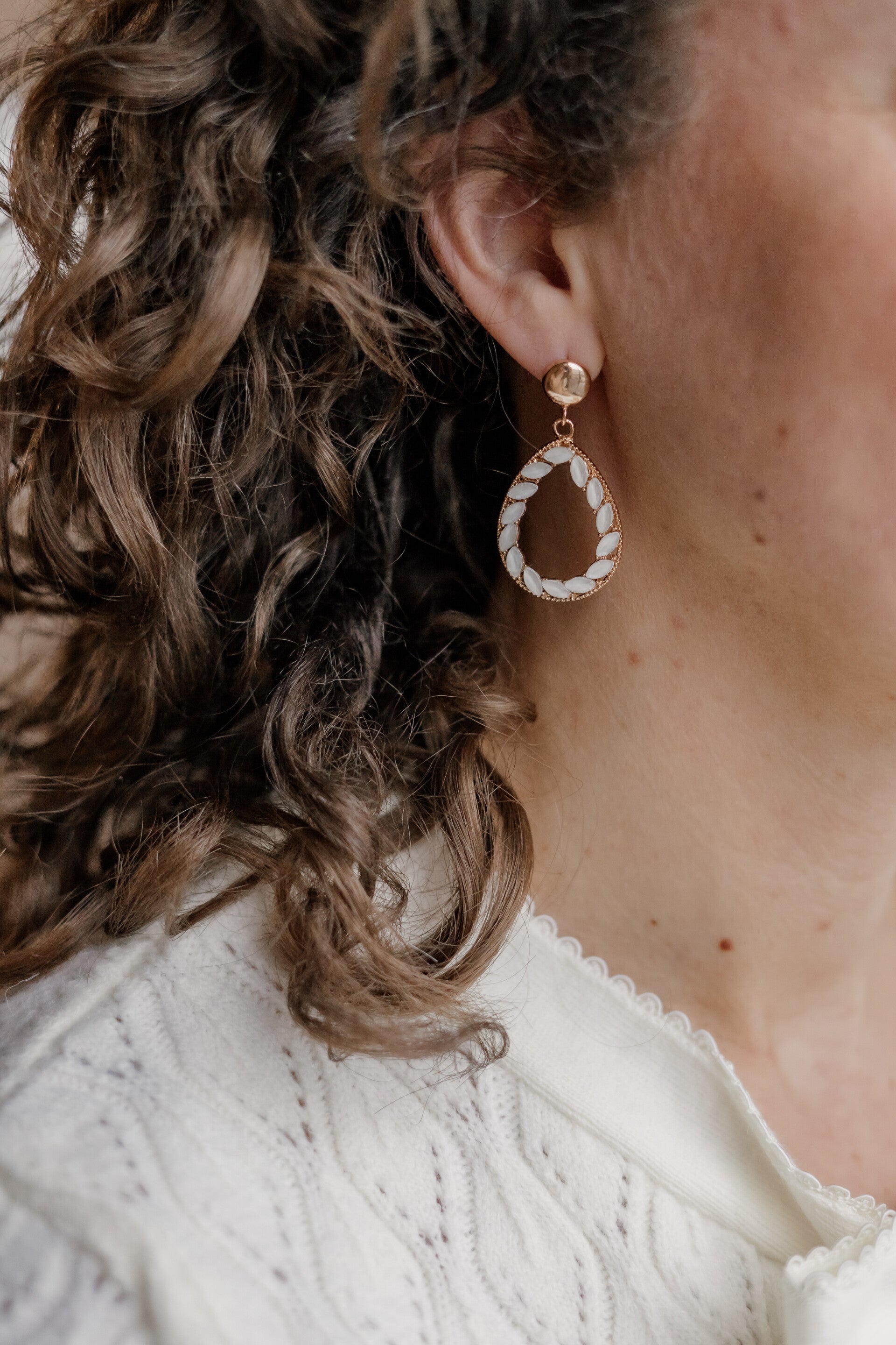 La Flor oorbellen ovaal wit