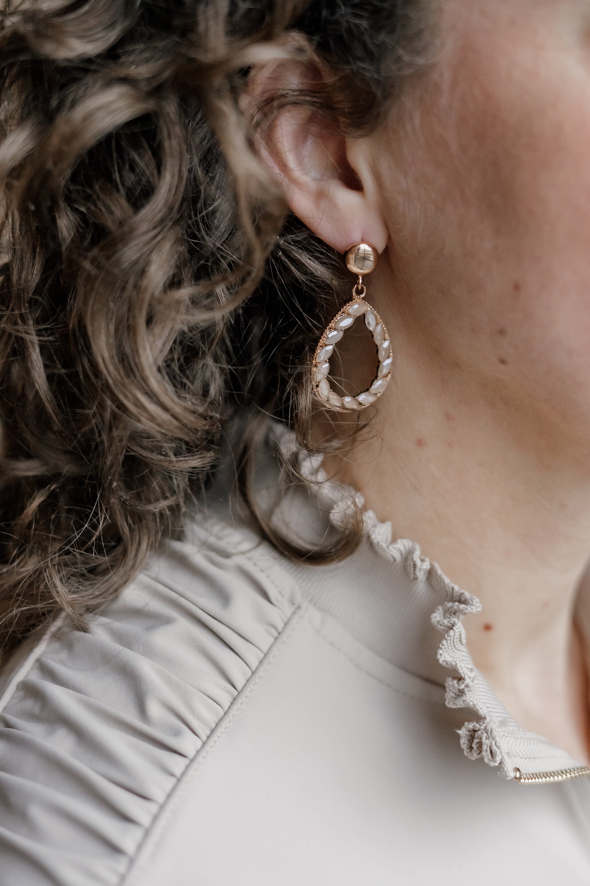 La Flor oorbellen ovaal beige