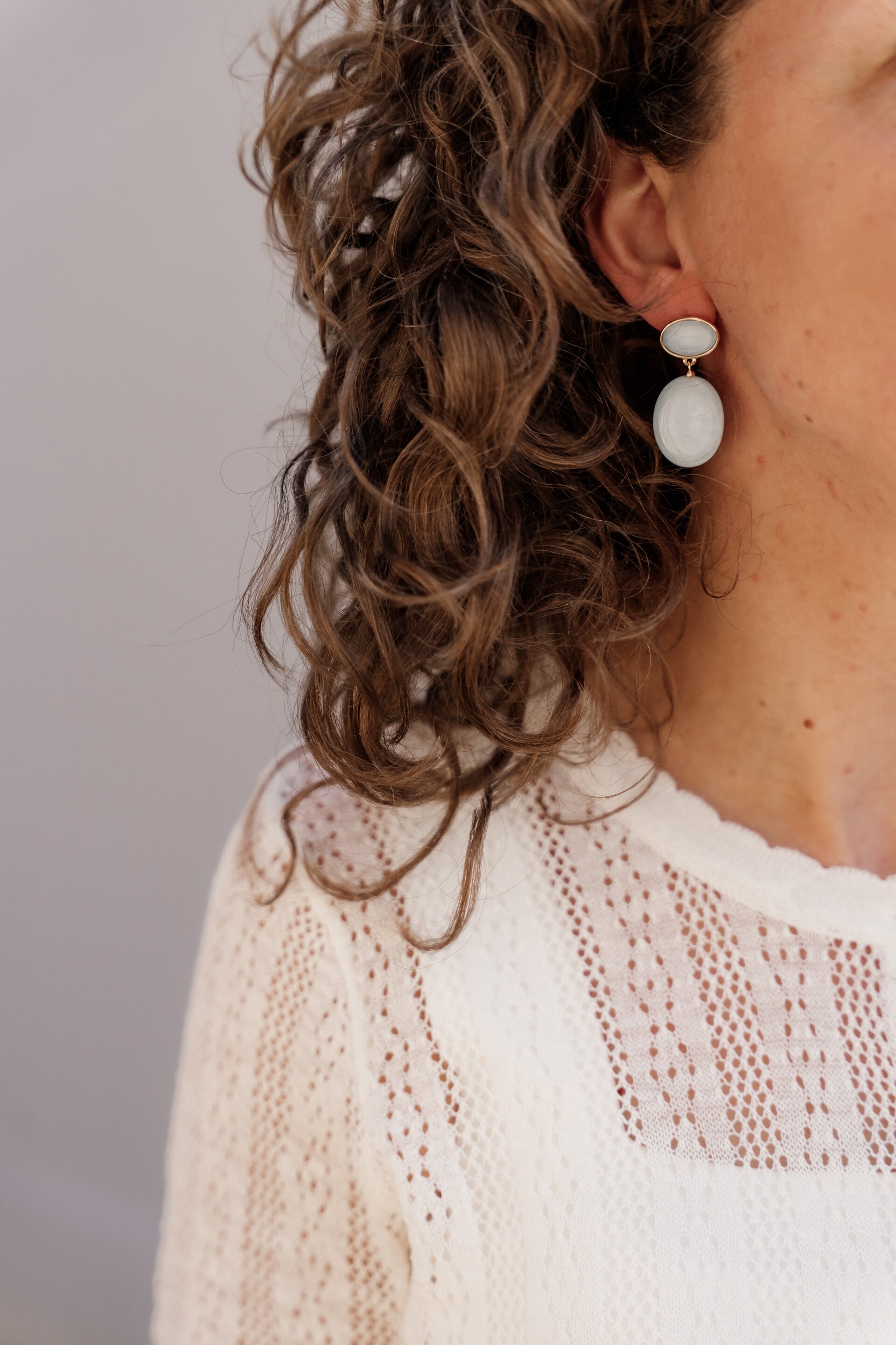 La Flor oorbellen lichtblauw