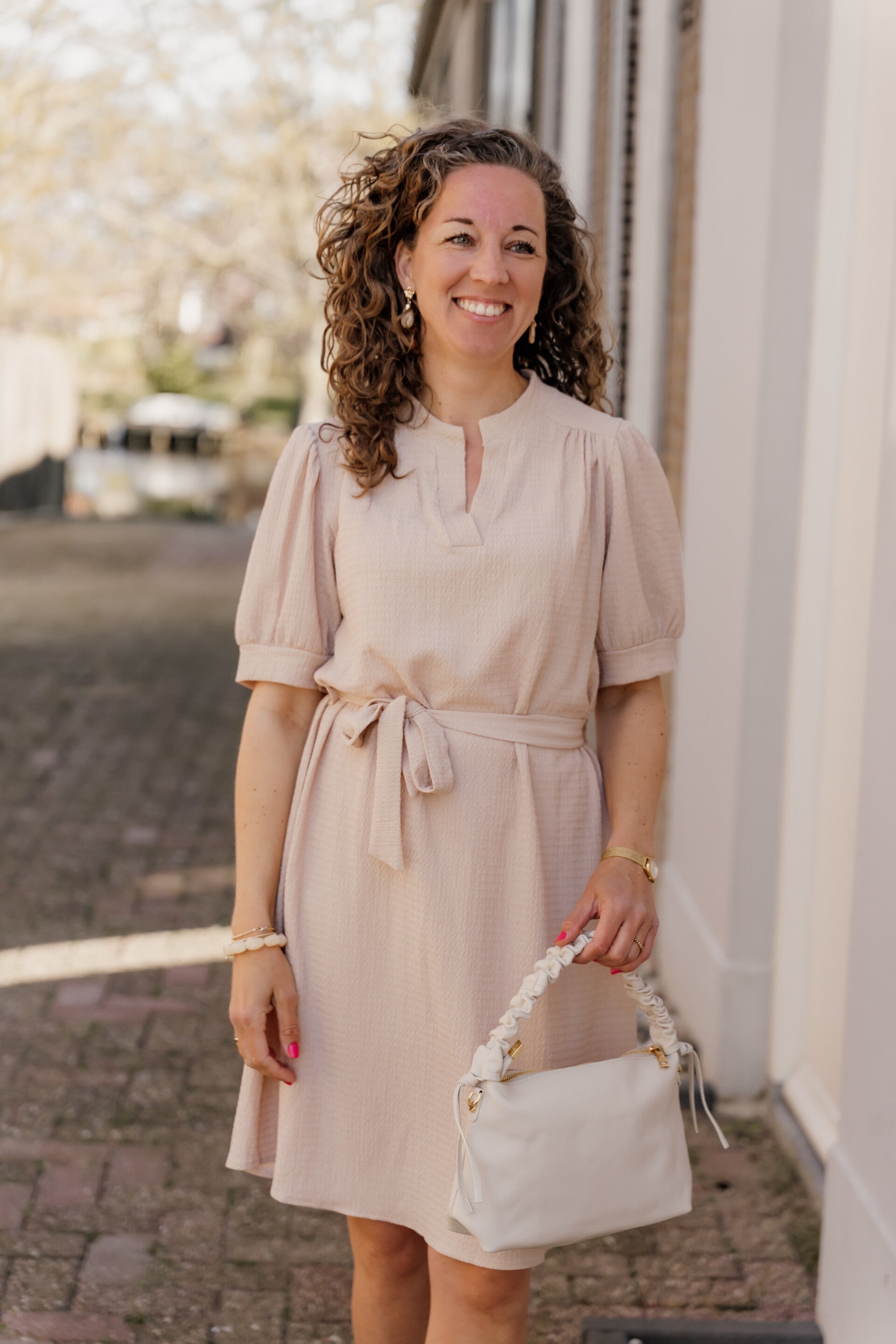 La Flor jurk pofmouw en strikceintuur - beige