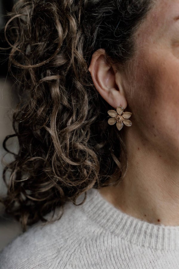 La Flor oorbellen knopjes bloem - beige