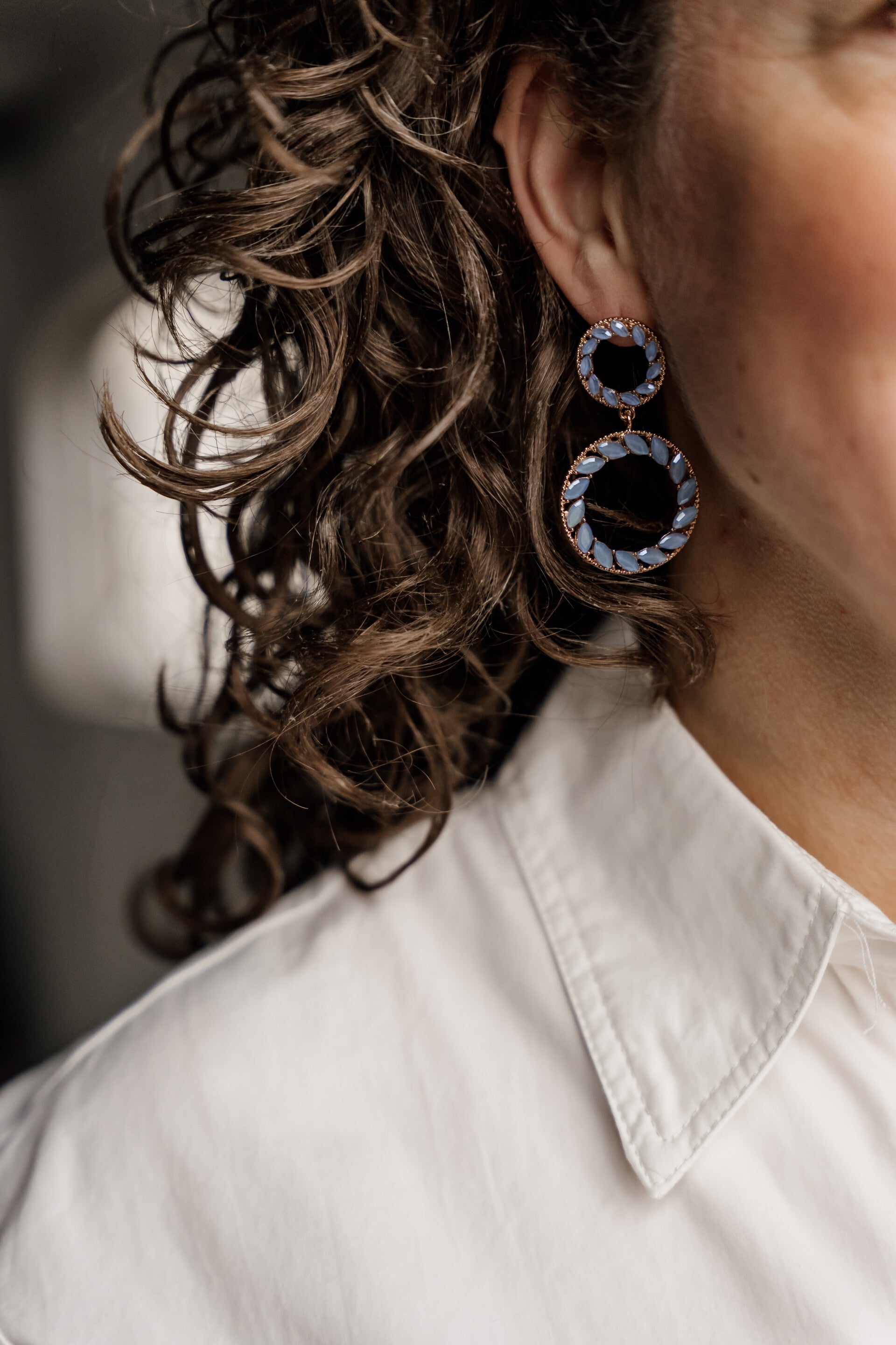 La Flor oorbellen rond lichtblauw