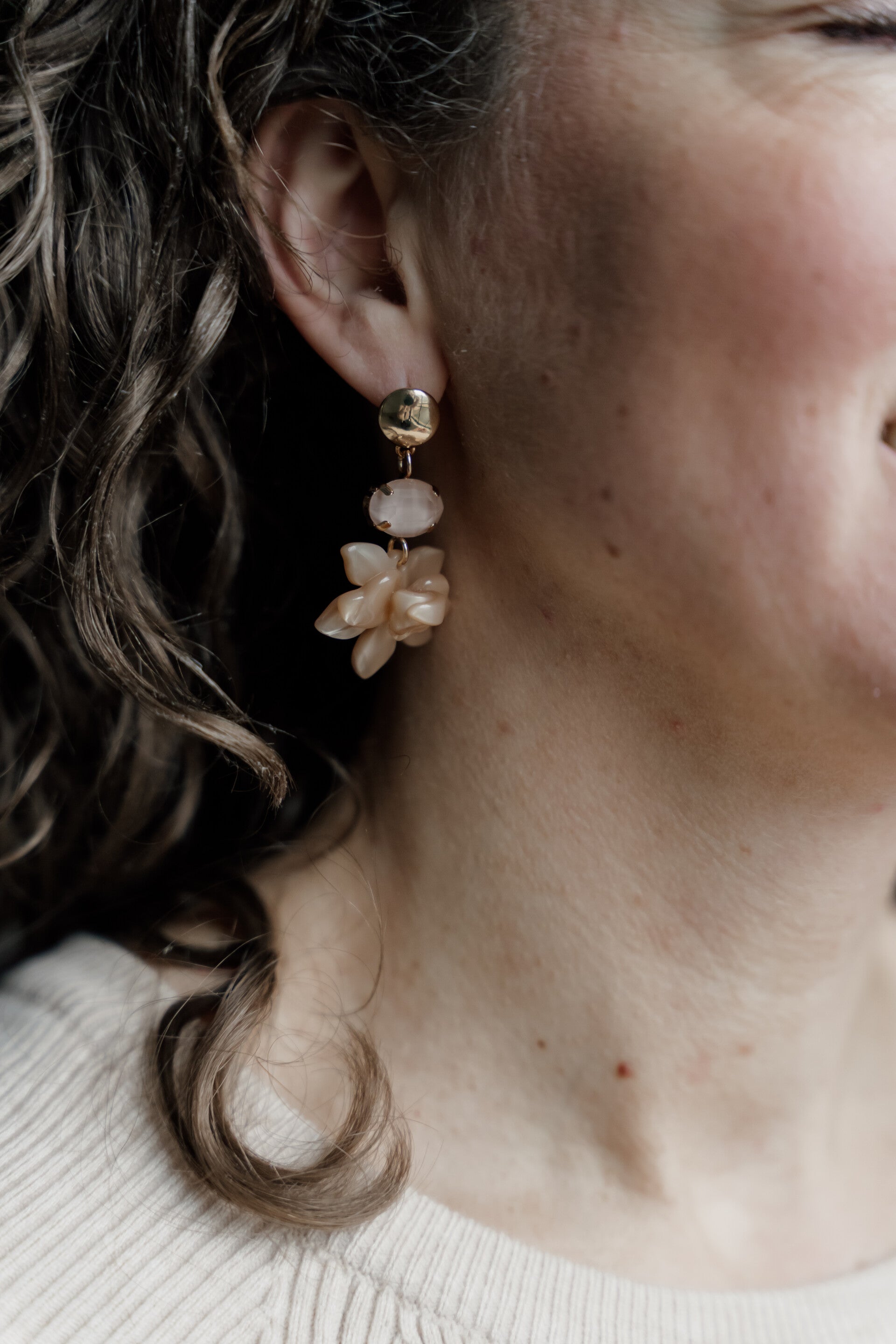 La Flor oorbellen hangers bloem beige