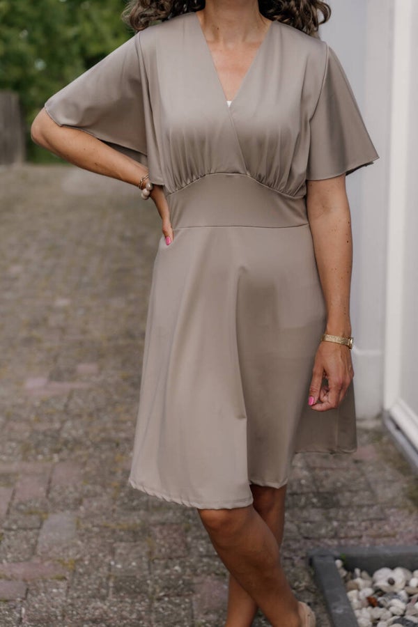 La Flor travelstof jurk vlindermouw - taupe