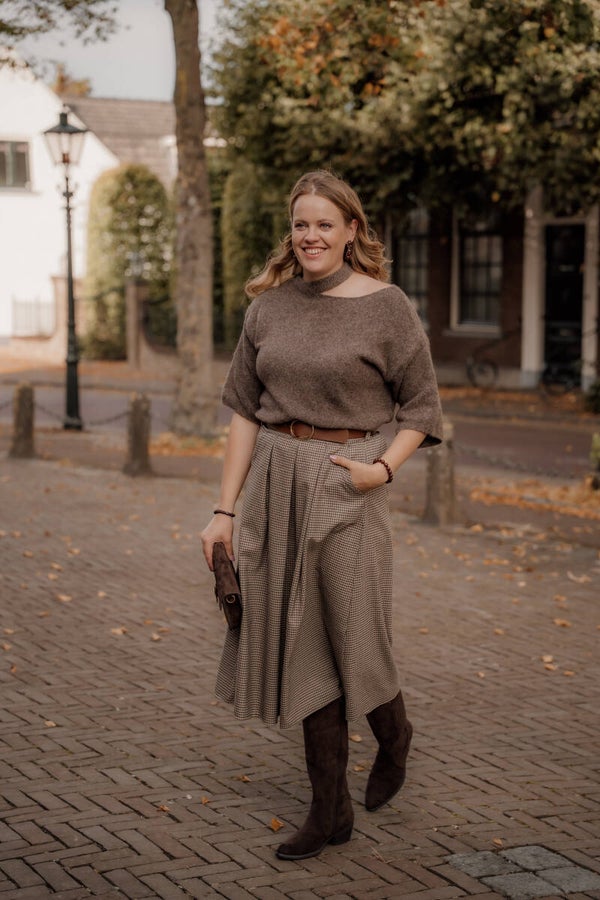 La Flor trui open schouder taupe