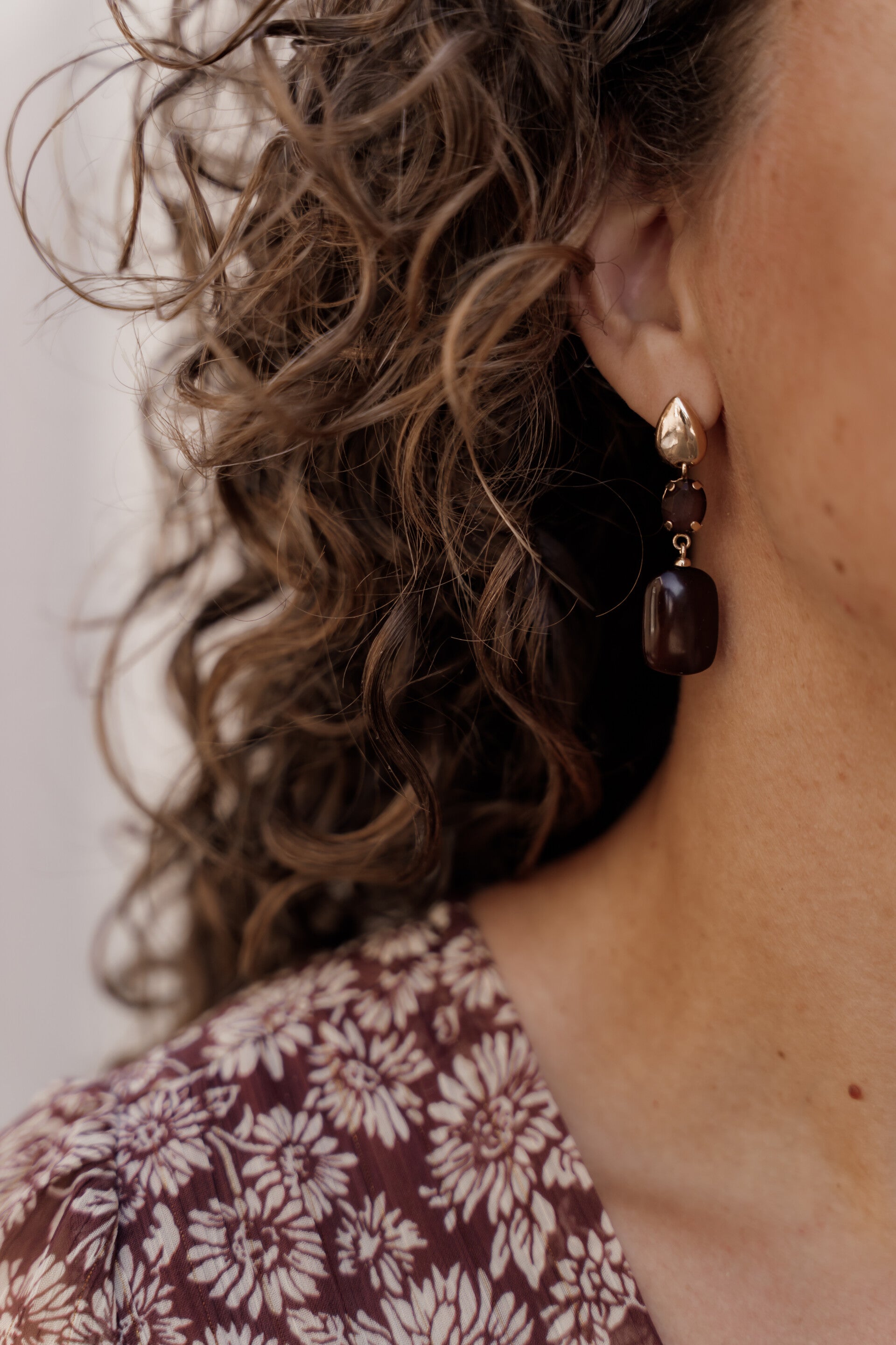 La Flor oorbellen hangers bruin