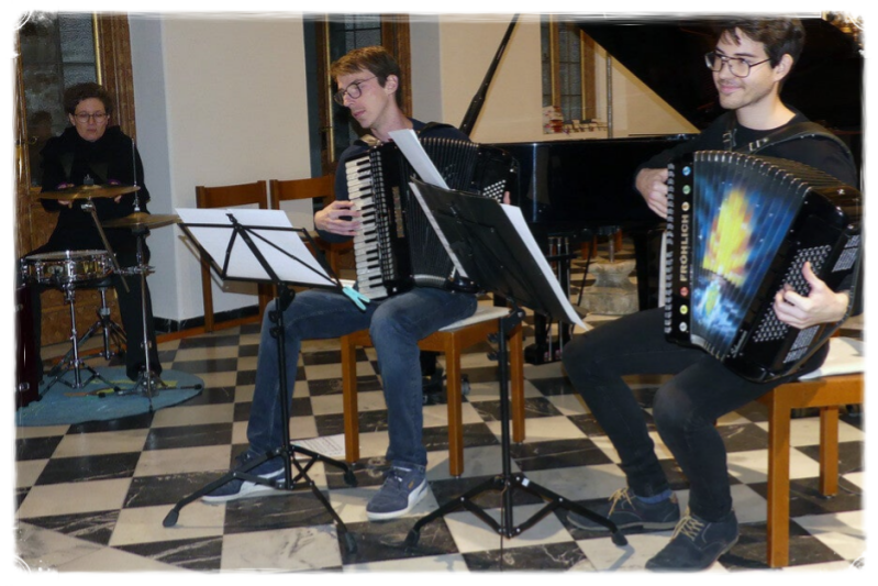 Lish-Konzert in der Grabenkirche, 2 junge Männer am Akkordeon und ich am kleinen Drumset