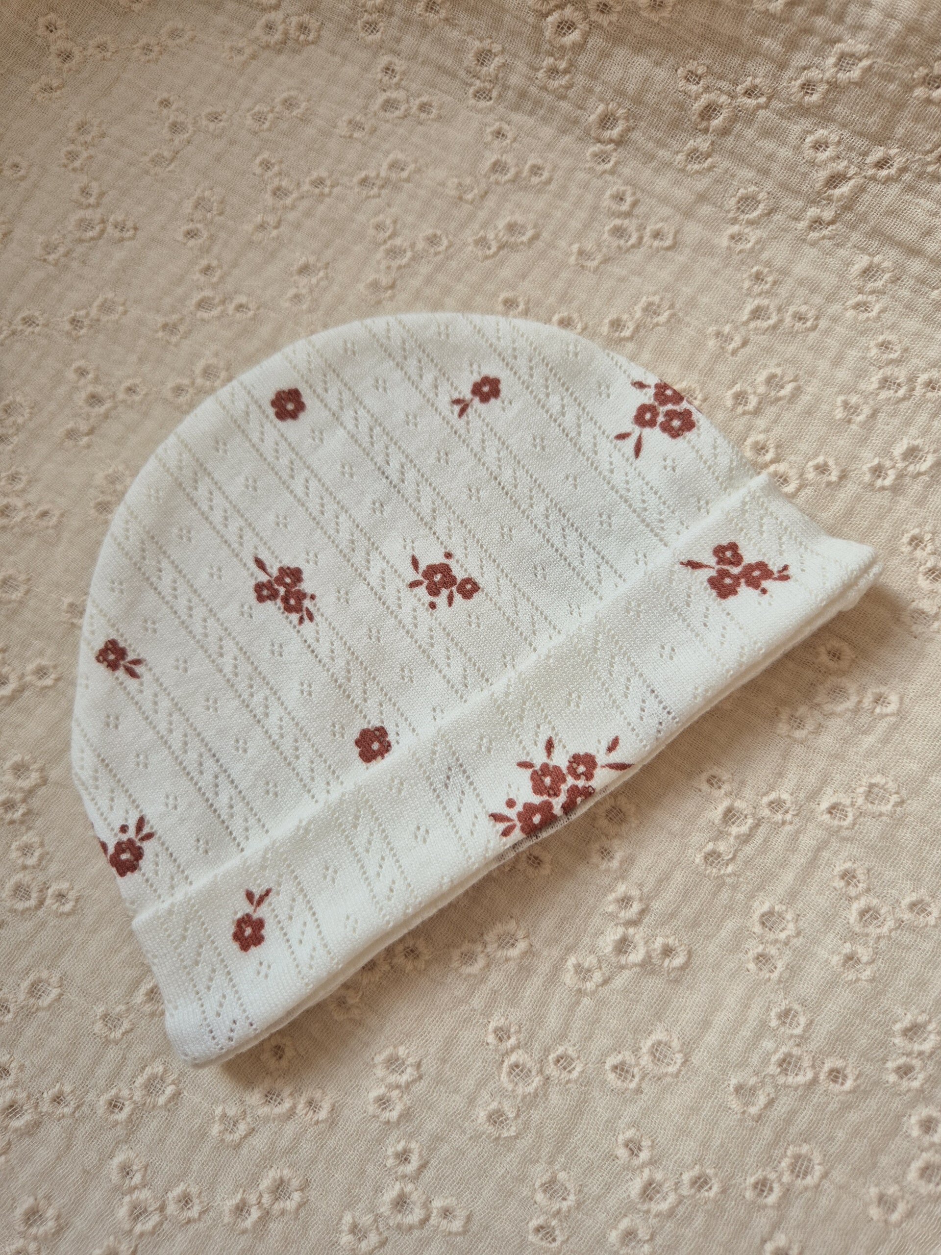 Mutsje zonder strik ajour pointelle *Bloempje *