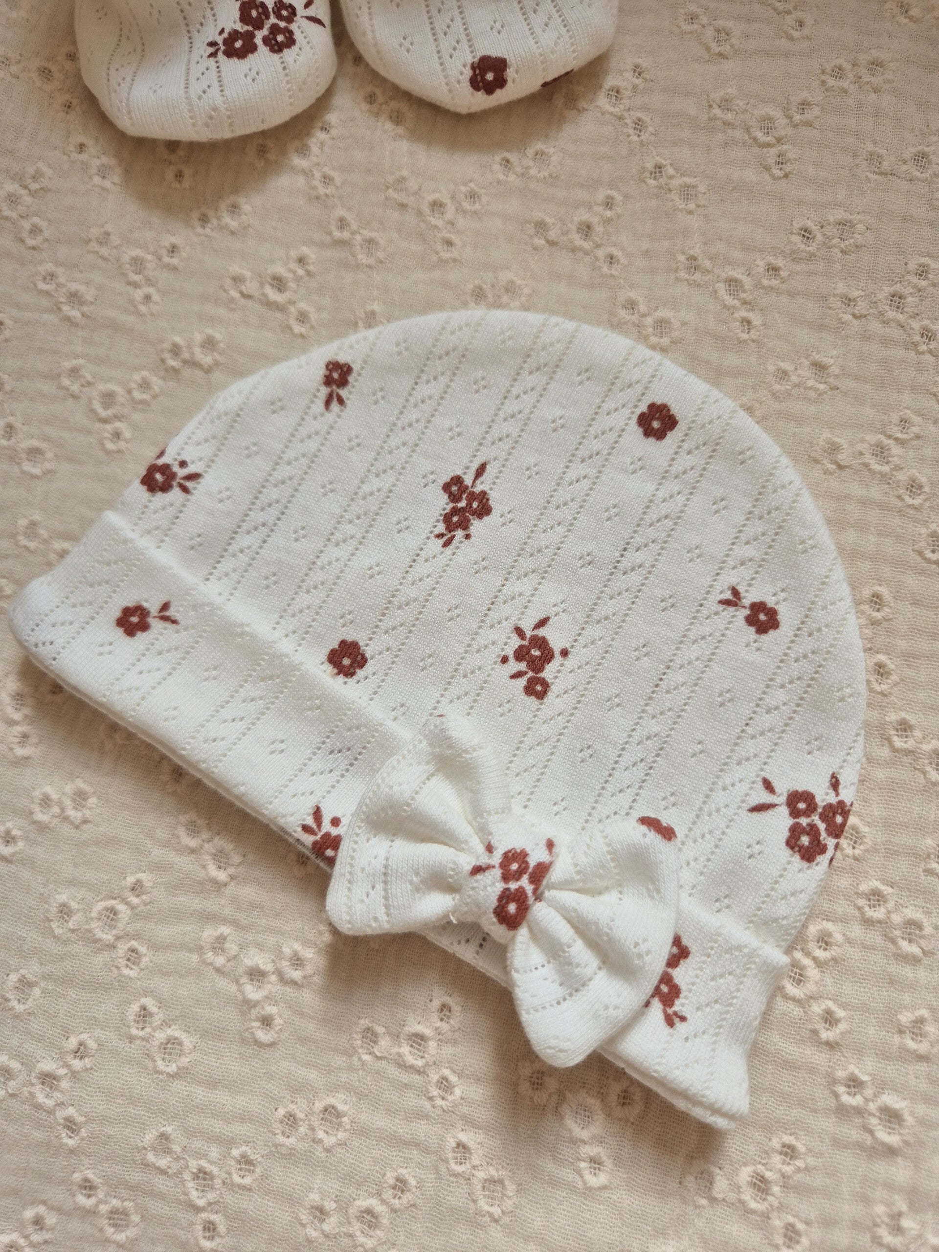 Mutsje met klein strikje ajour pointelle *Bloempje *