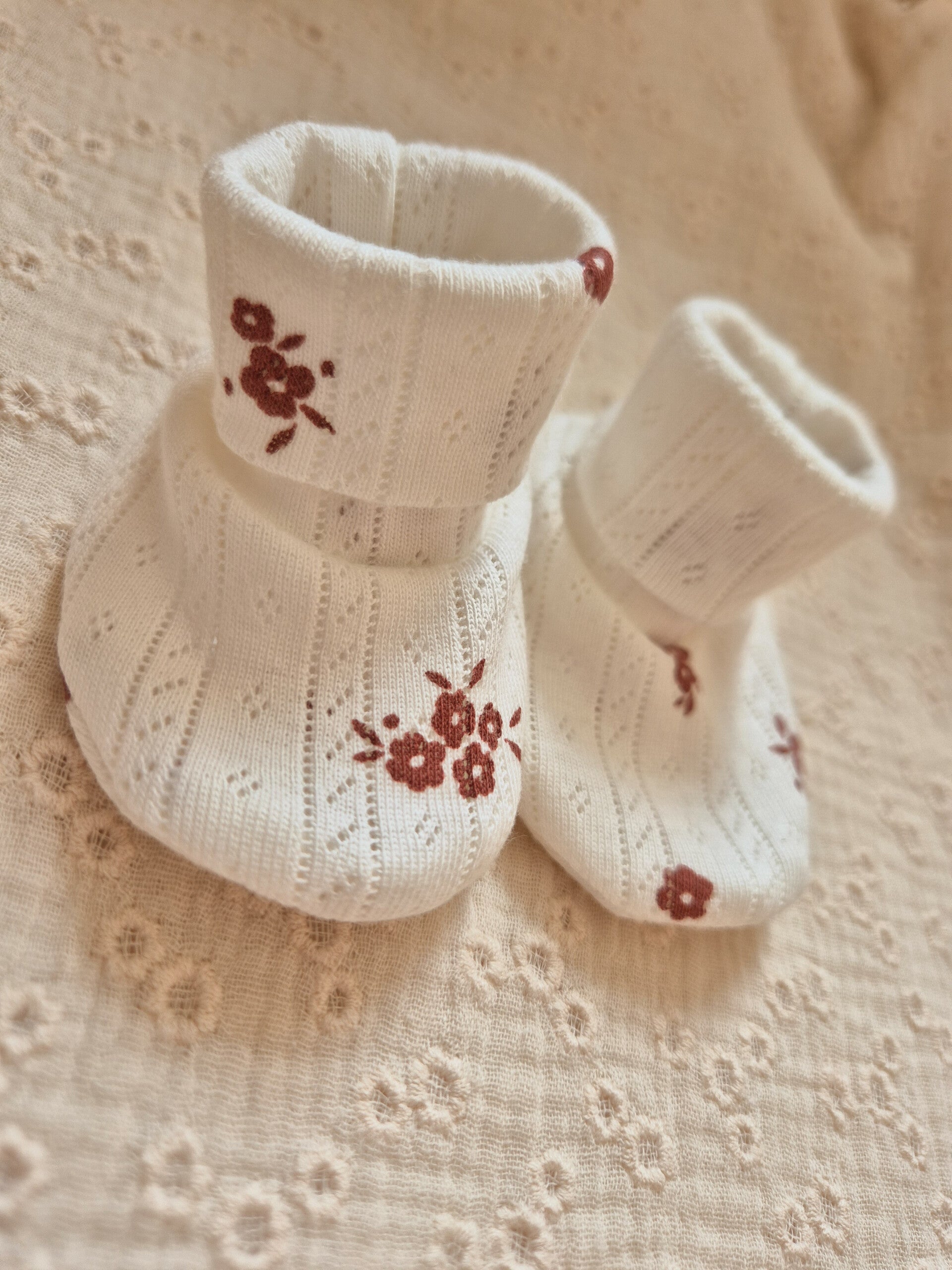 Babyslofjes ajour pointelle *Bloempje * zonder strikje.