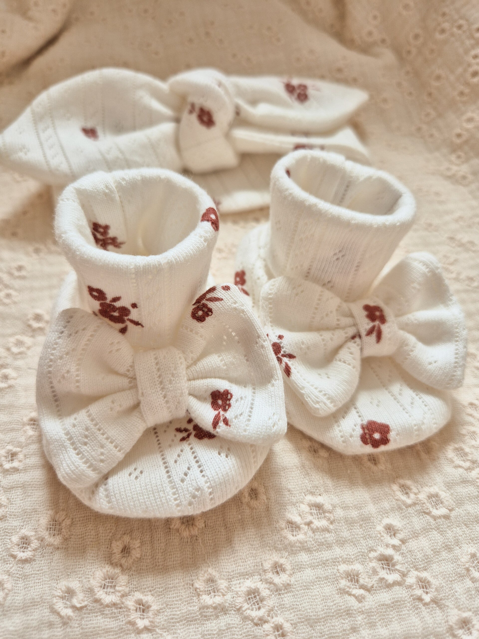 Babystofjes ajour pointelle off-white *Bloempje * met strikje