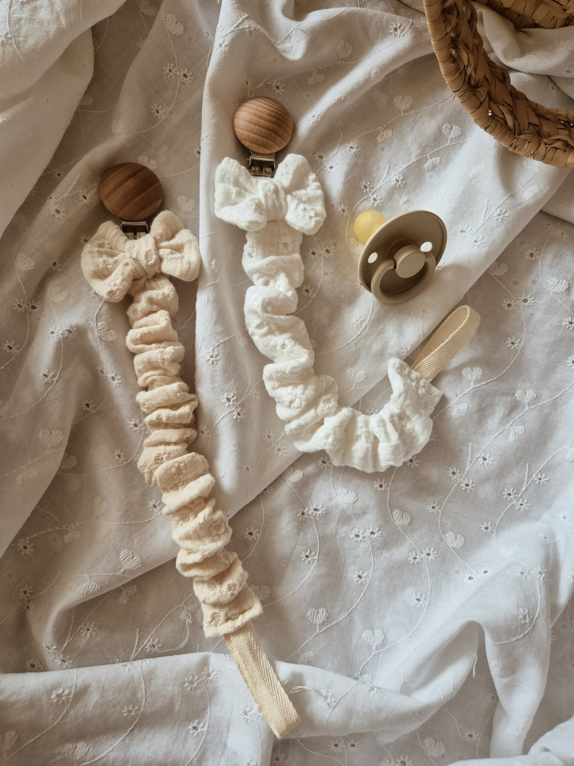 Speenkoord broderie off-white met strikje