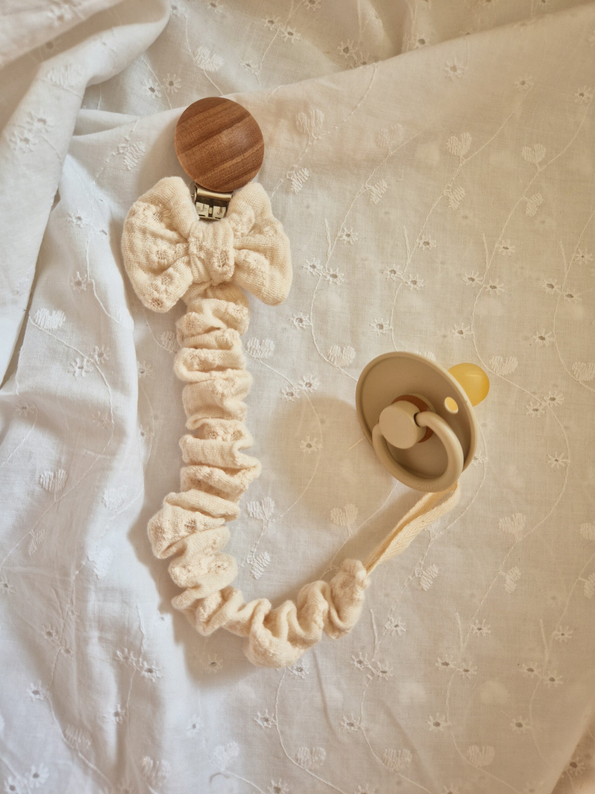 Speenkoord broderie met strikje ivoor.