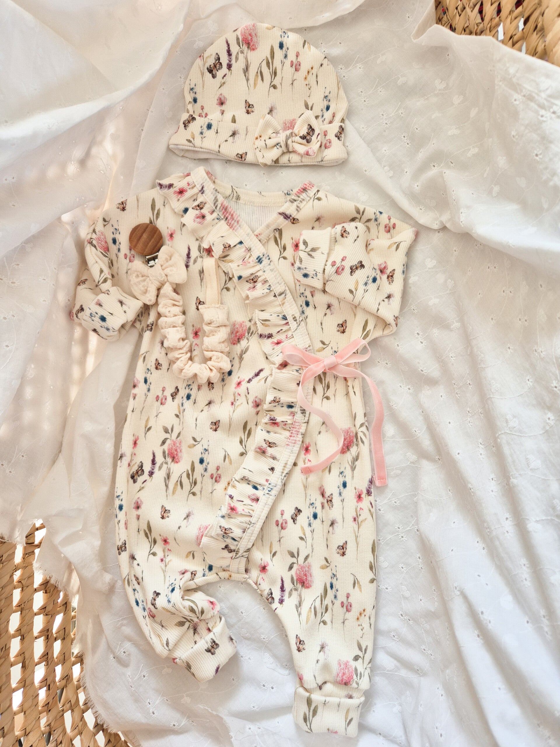 Overslag/kimono boxpakje met ruffel *Veld bloemen*