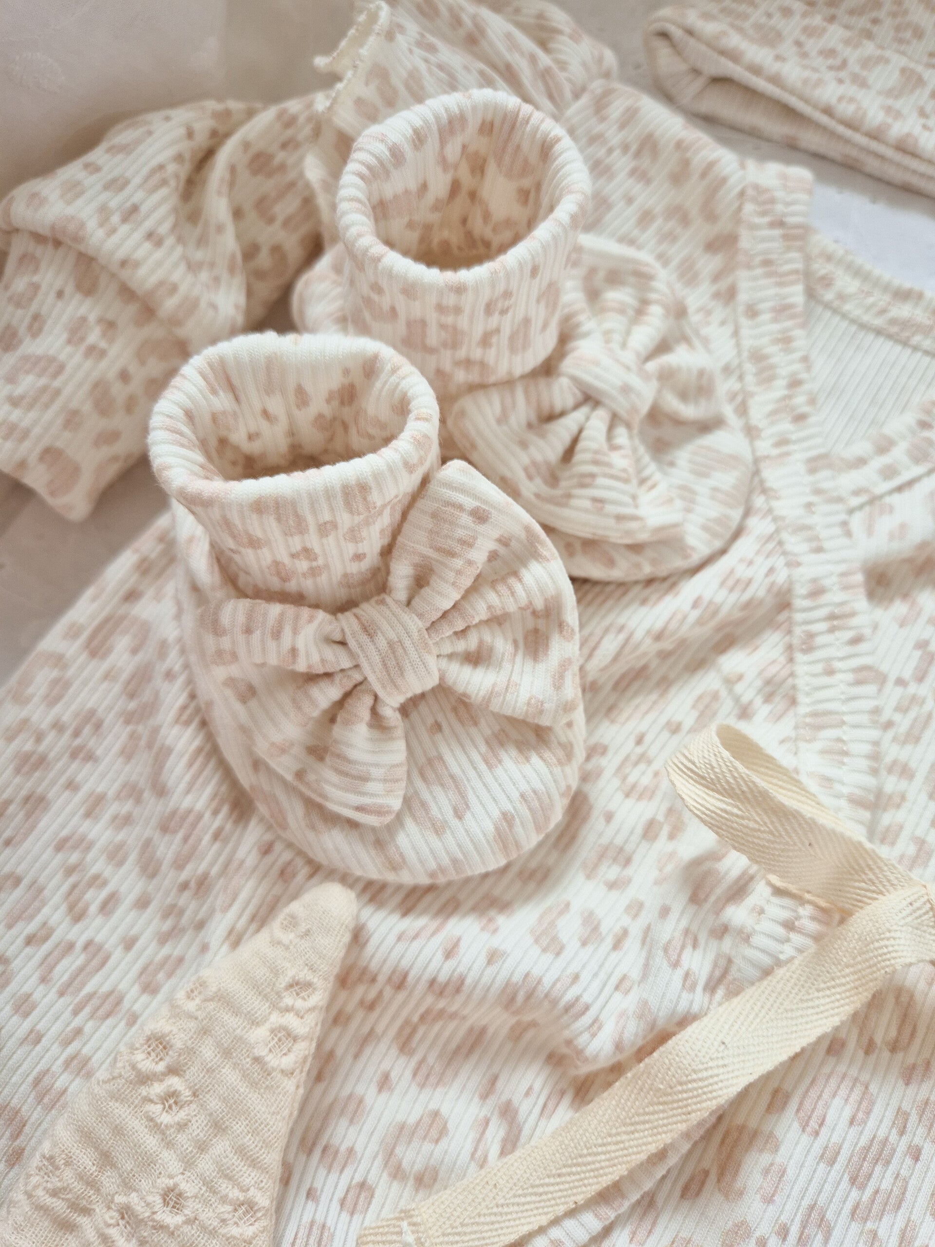 Slofjes rib *Luipaard blush beige* met strikje