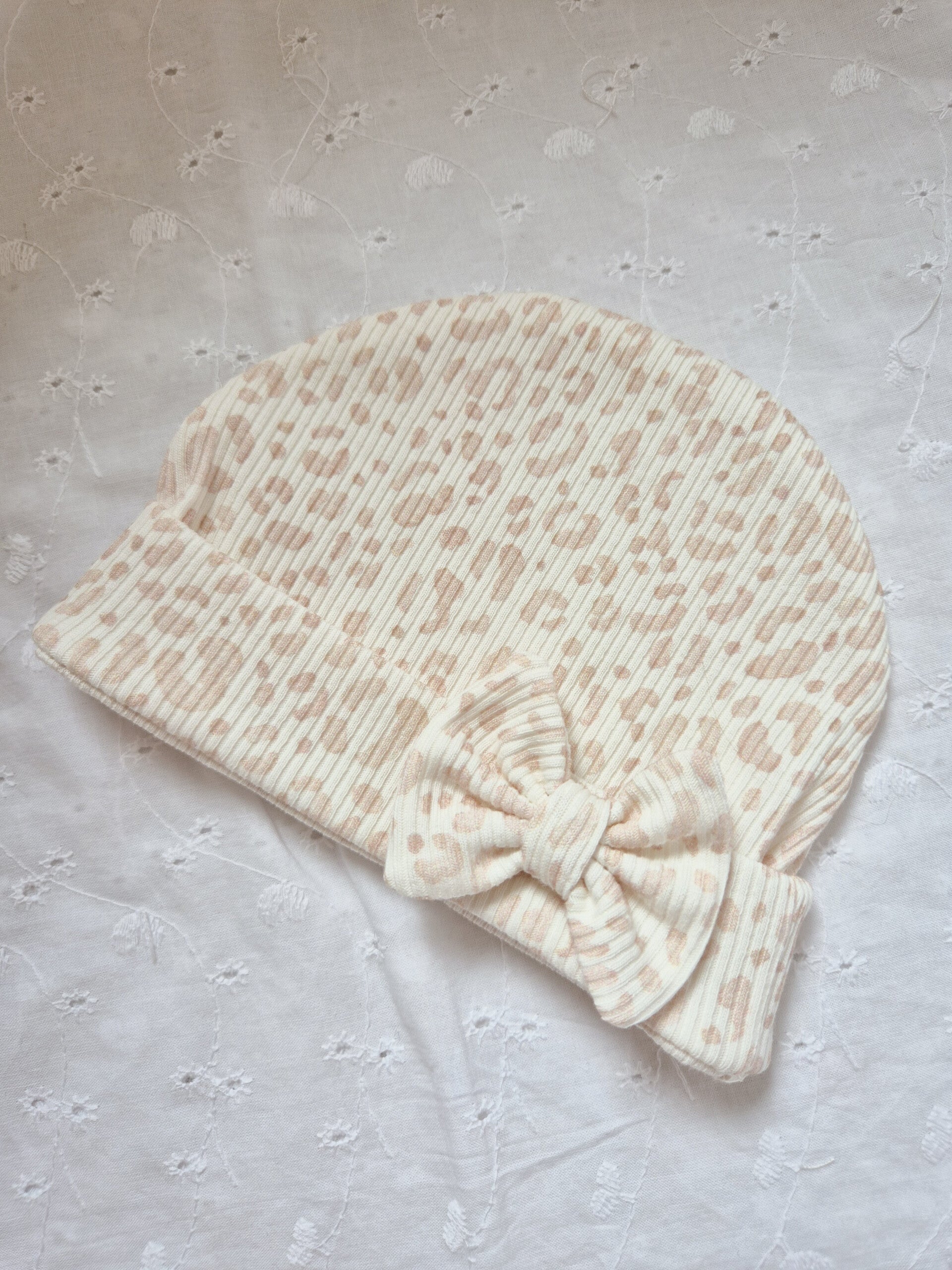 Mutsje met strikje *Luipaard blush beige*