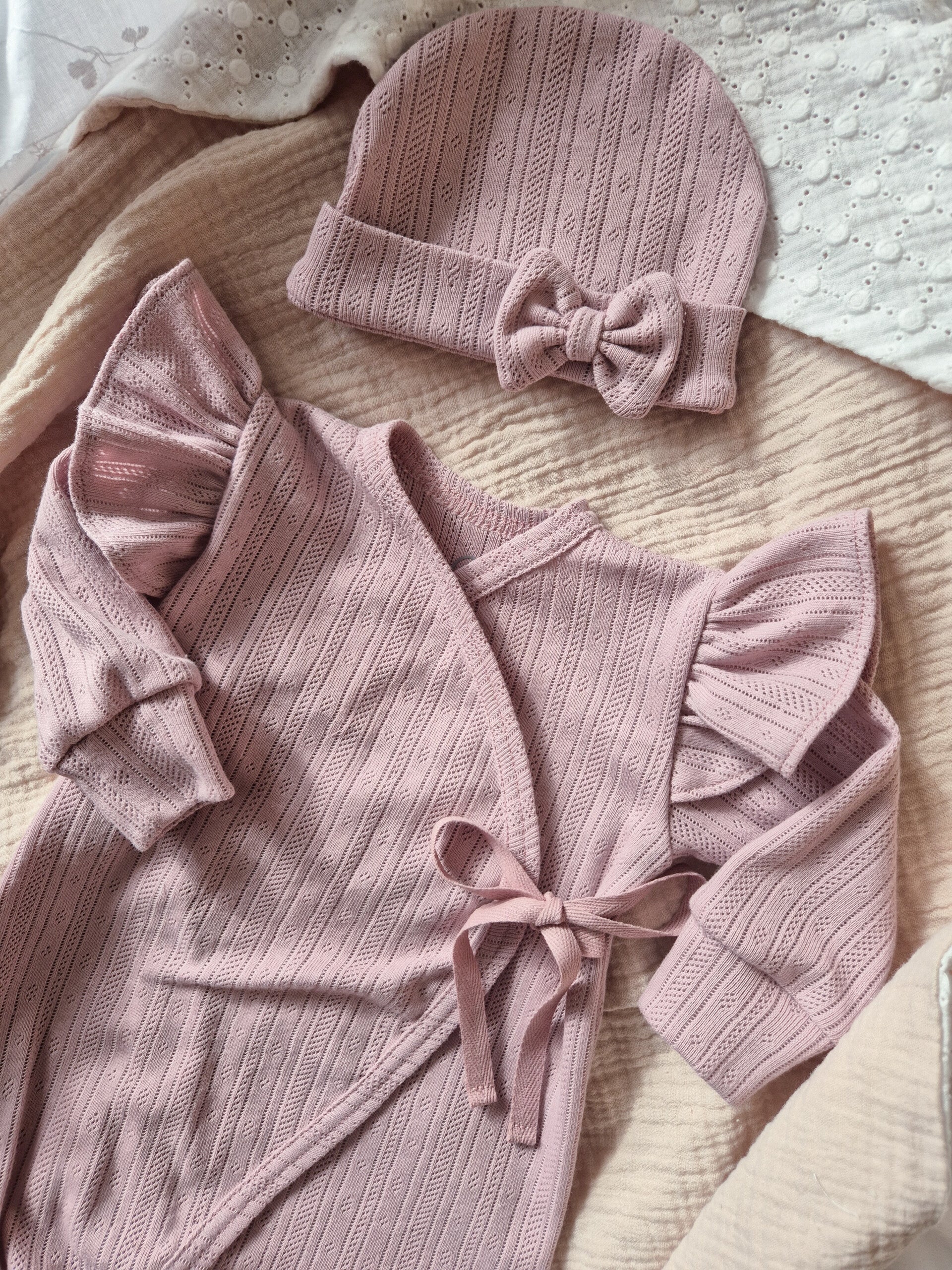 Babymutsje met strikje ajour pointelle *Mauve*