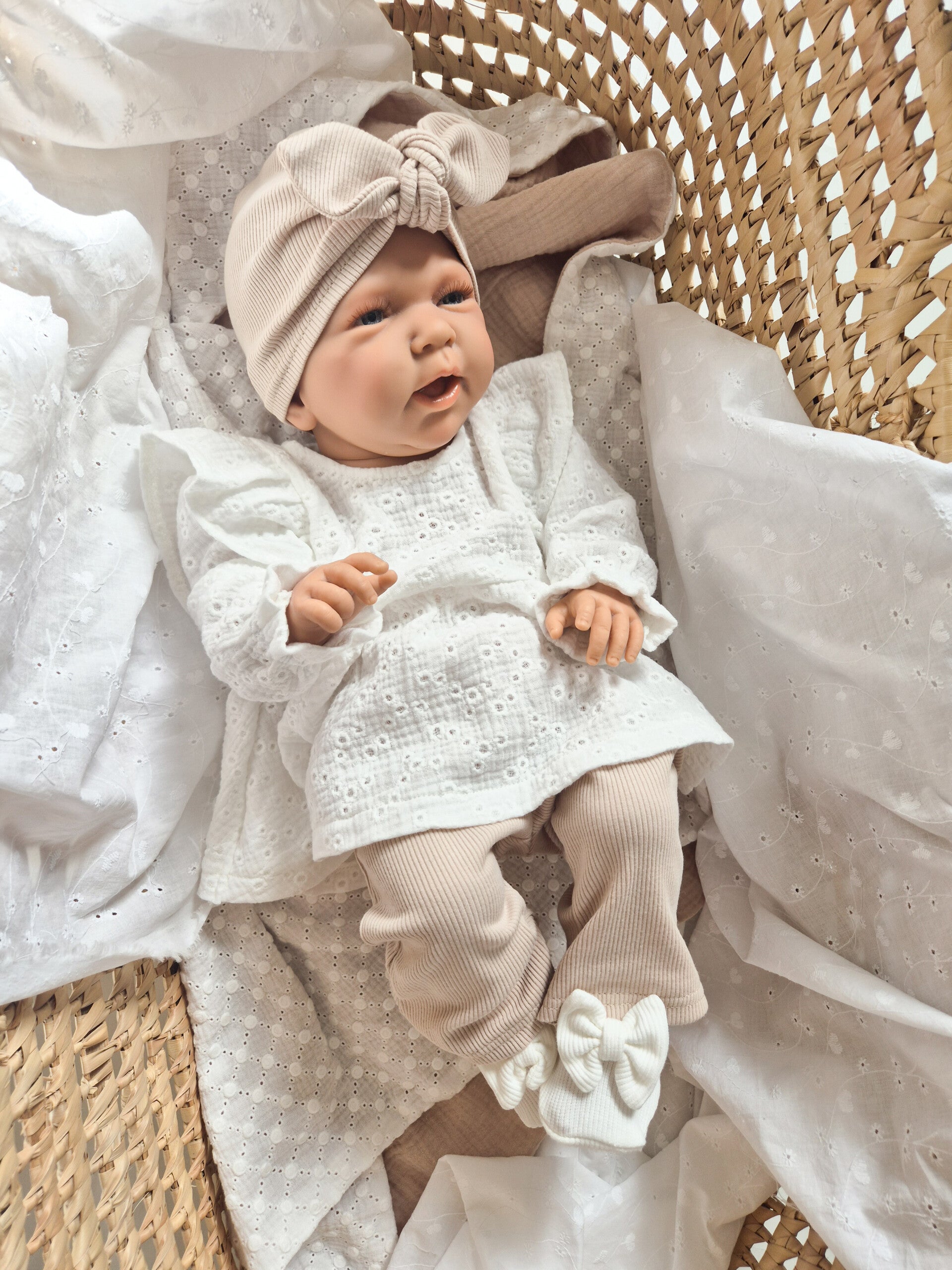 Bloesje embroidery met ruffles off-white.