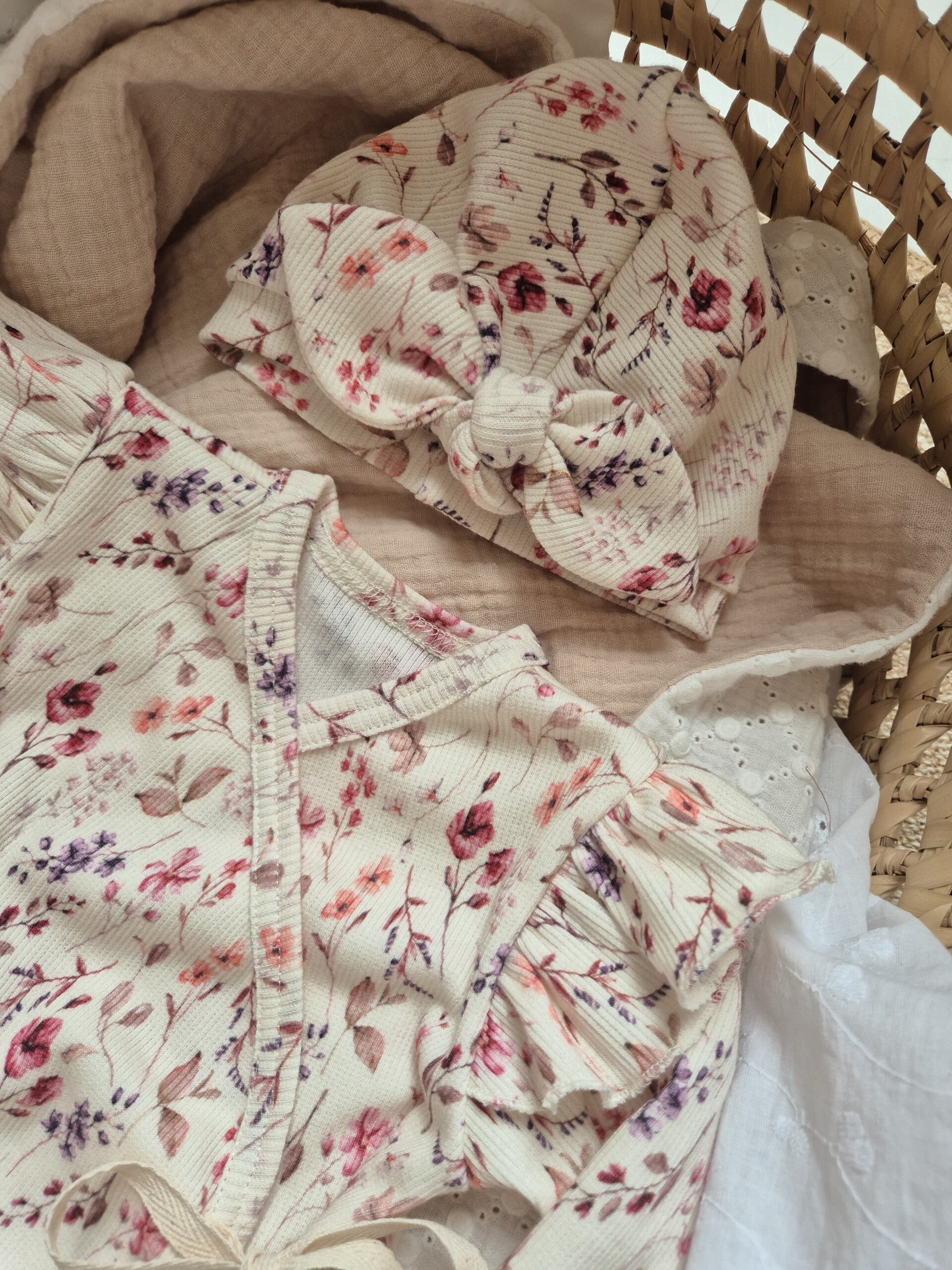 Turbanmutsje met knoop *Spring flowers*