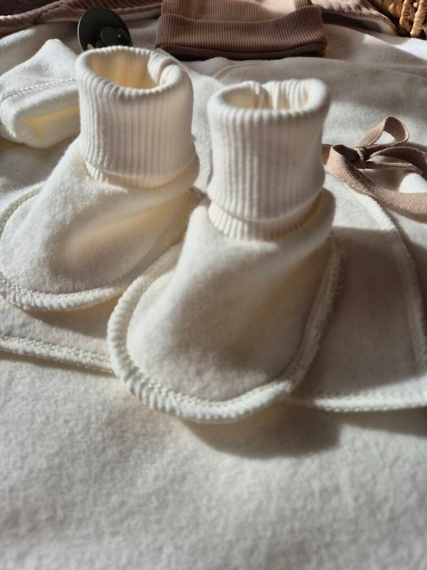 Handgemaakte babyslofjes van 100 % fleecekatoen *Ivoor*