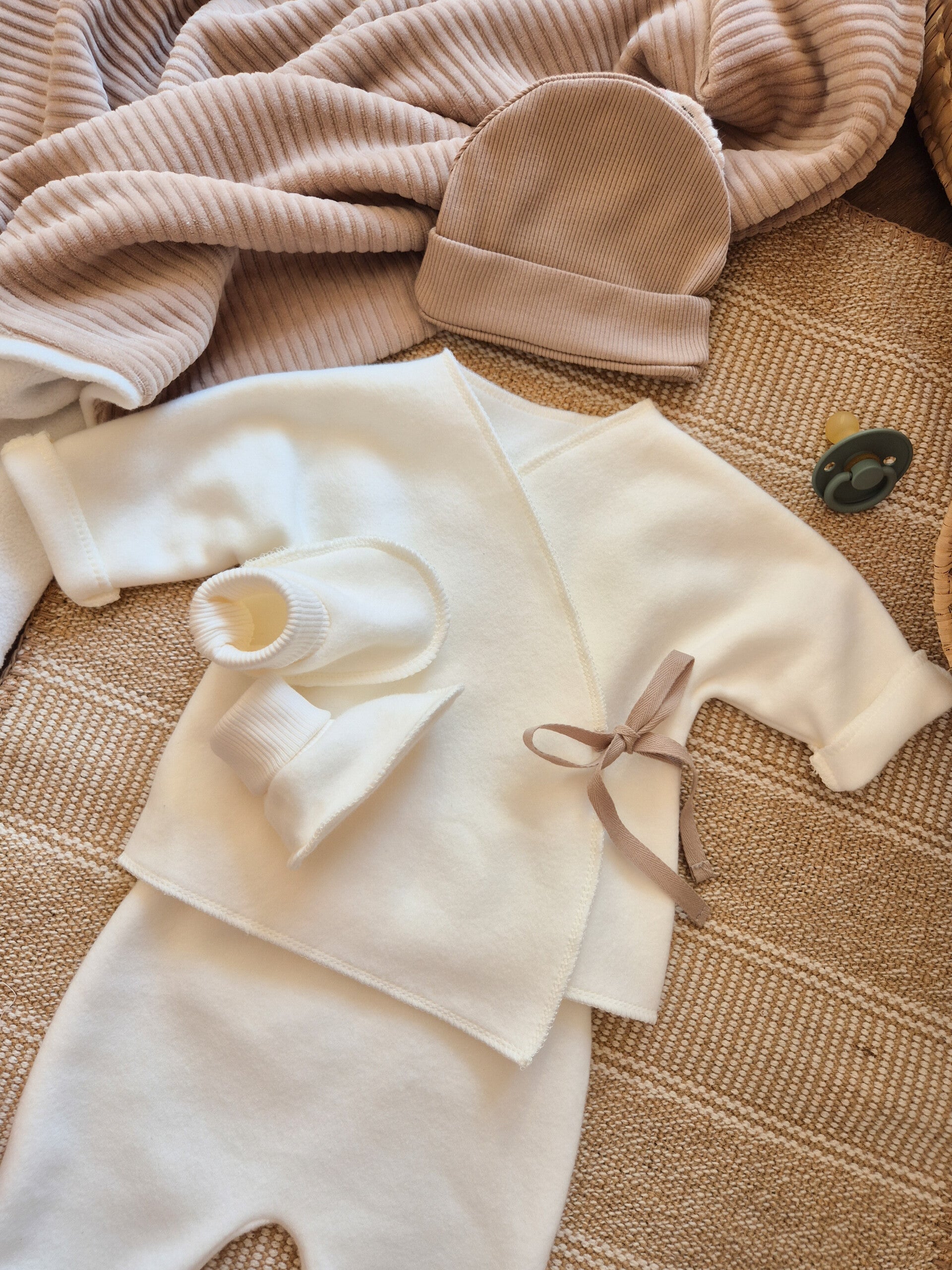 Babymutsje van ribstof *Beige *