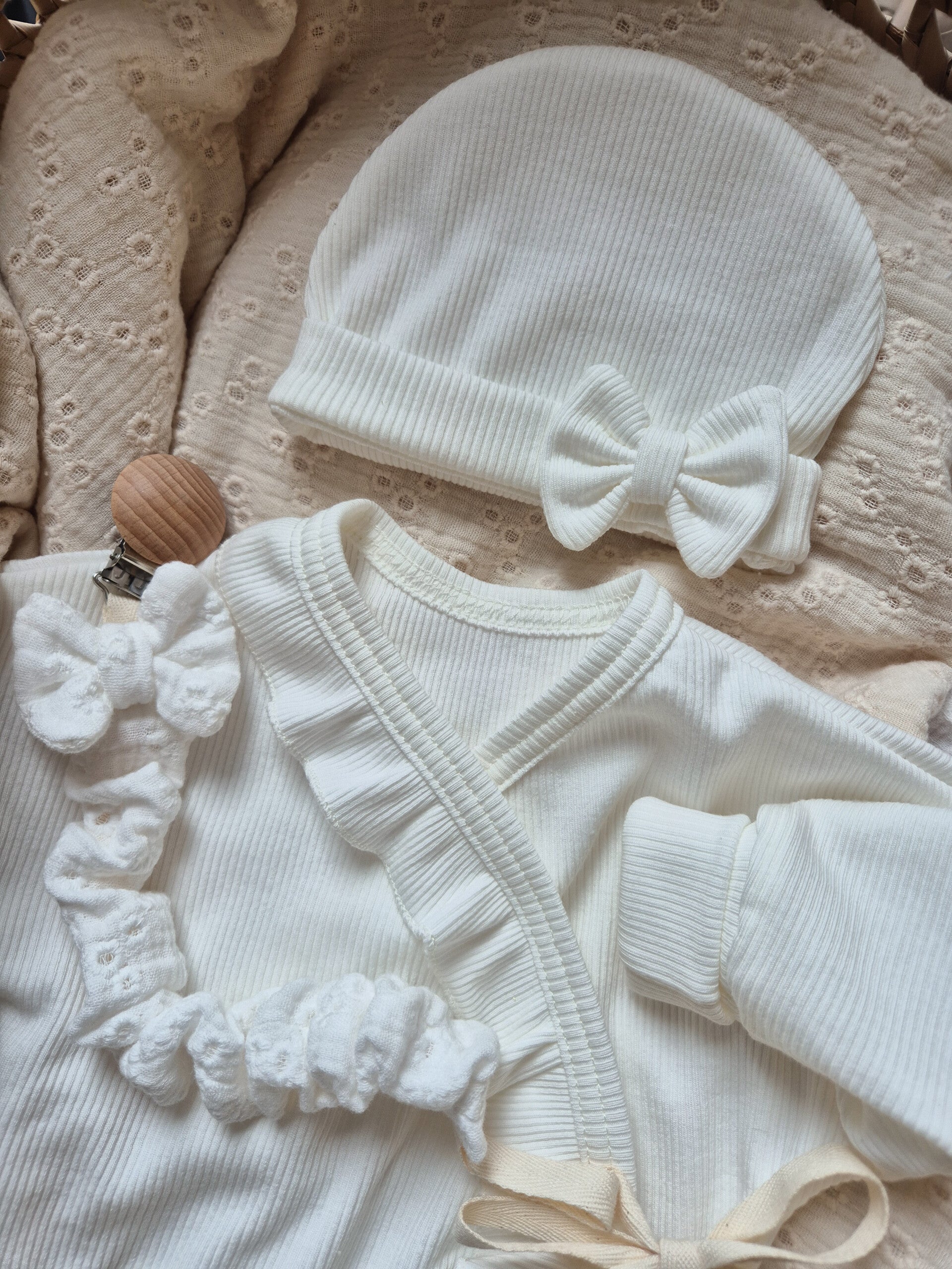 Baby mutsje met strik rib *Off-white*