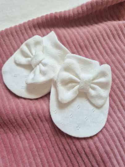 Anti krabwantjes met strik off-white.