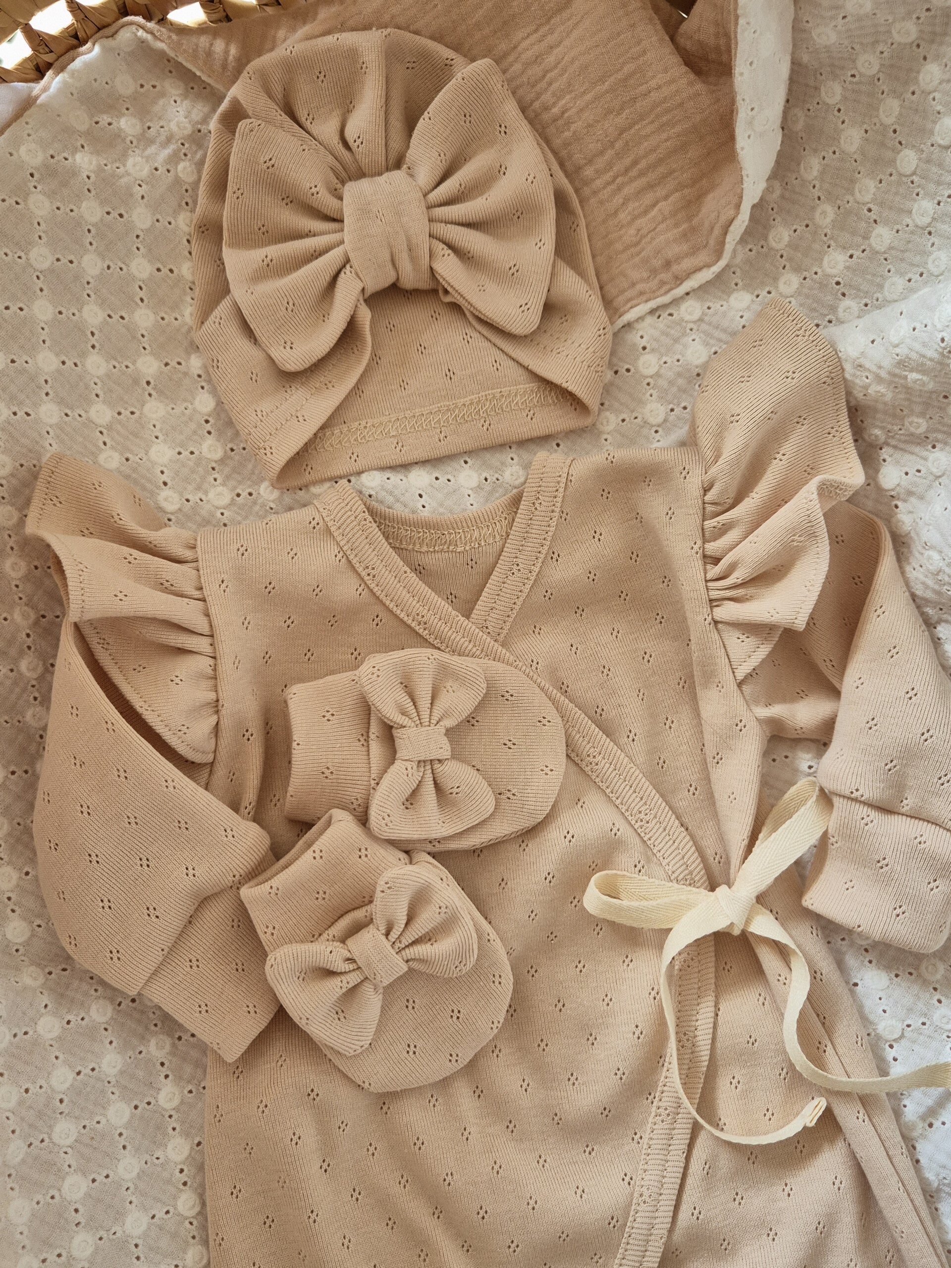 Turbanmutsje ajour pointelle *Beige* met strik.