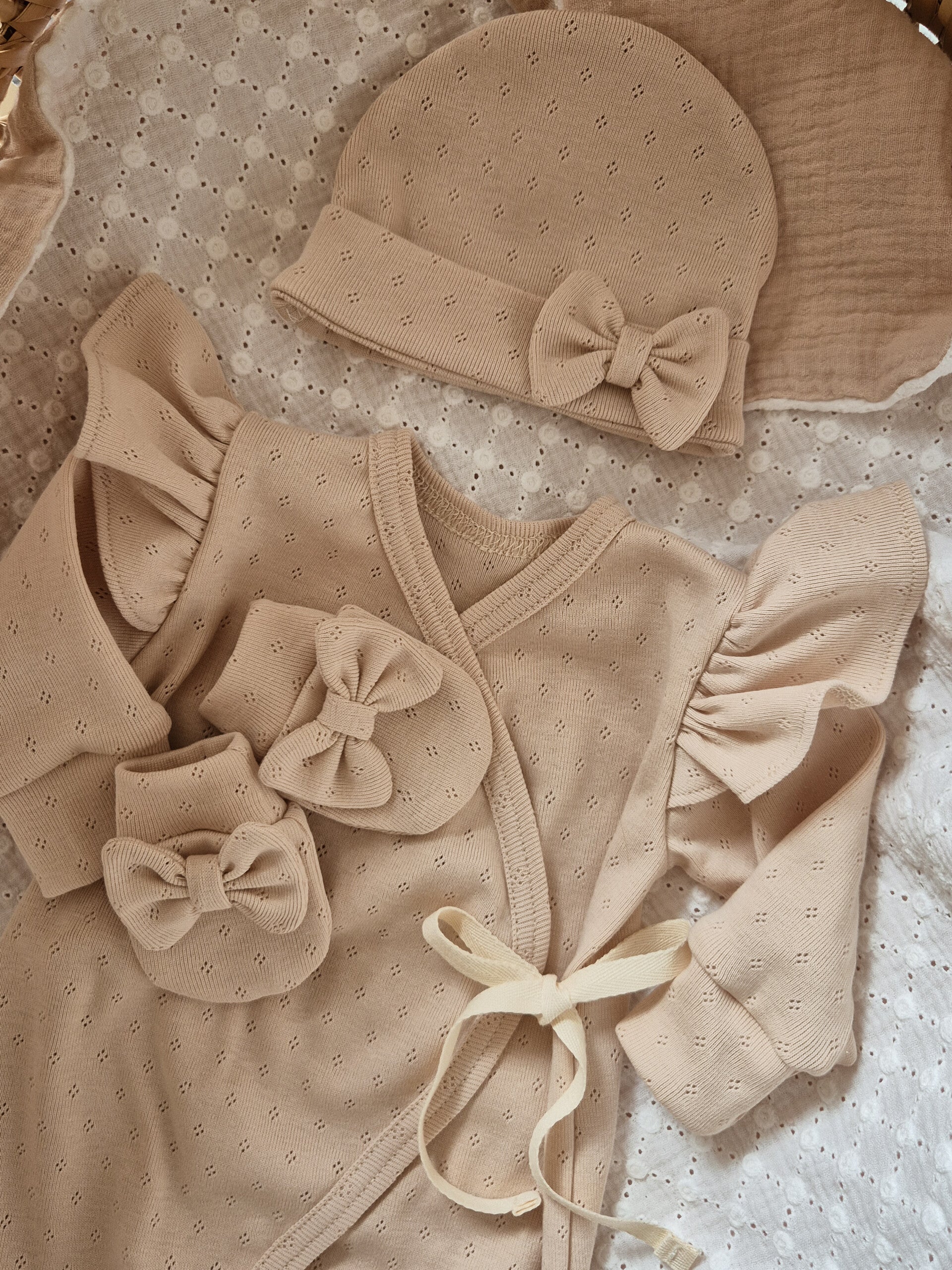 Mutsje met strik ajour pointelle *Beige*