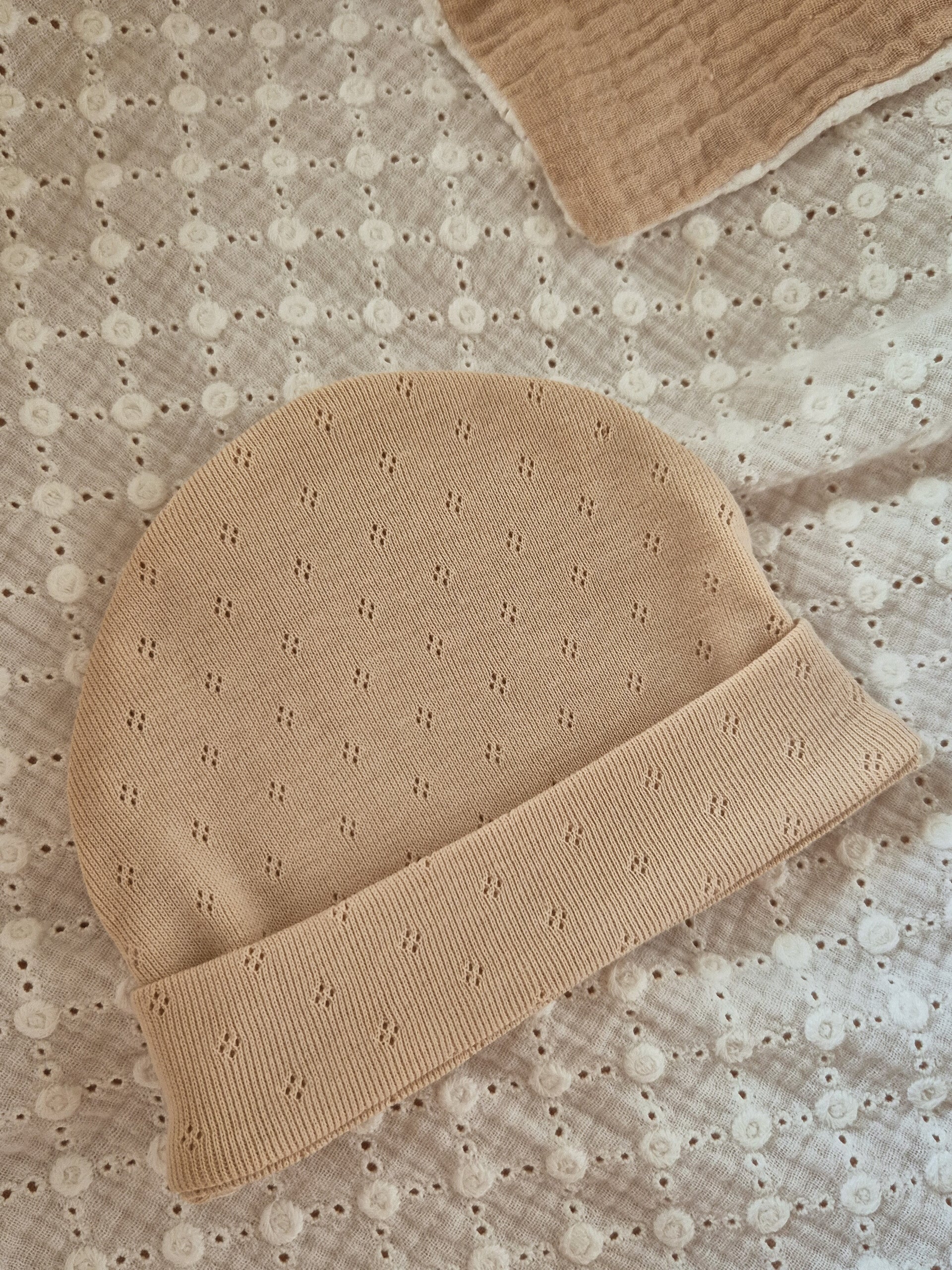 Mutsje Zonder strik ajour pointelle *Beige*