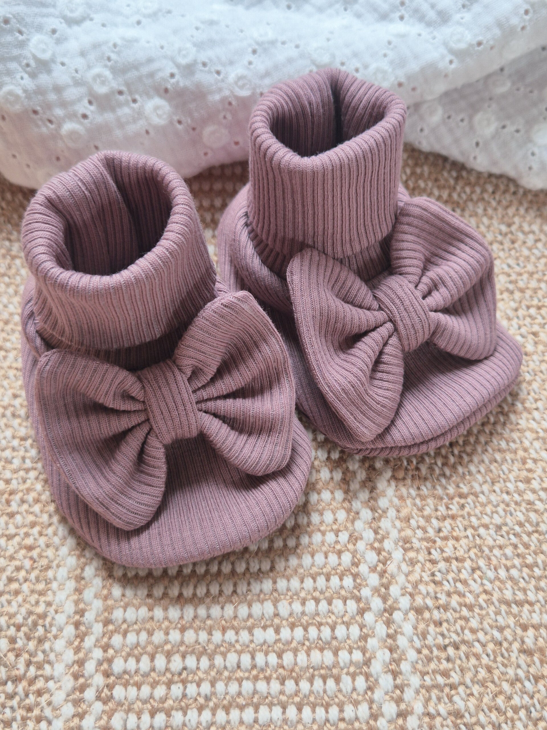Handgemaakte slofjes met strikjes gerib *Mauve *