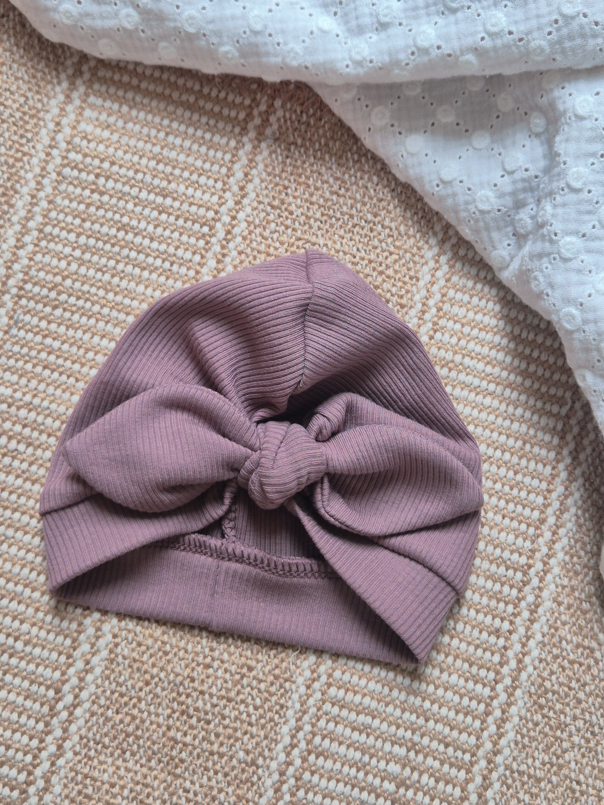 Turbanmutsje met knoop gerib *Mauve*